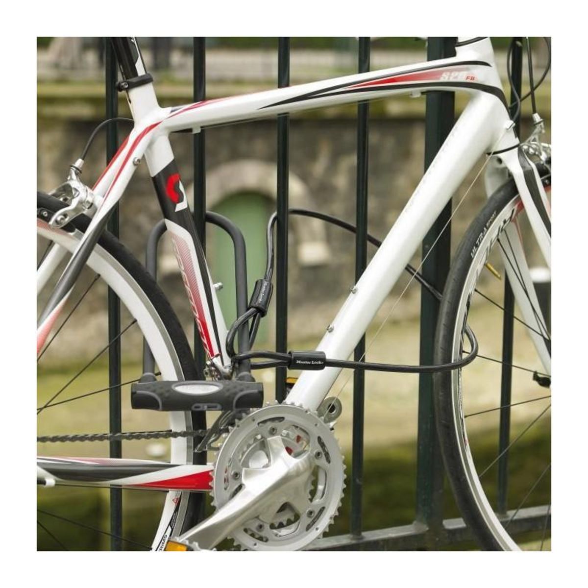 Master lock Antivol U avec Câble [A Clé] [Support de Vélo Universel] [Antivol Certifié] [Modèle XL] 8285EURDPRO