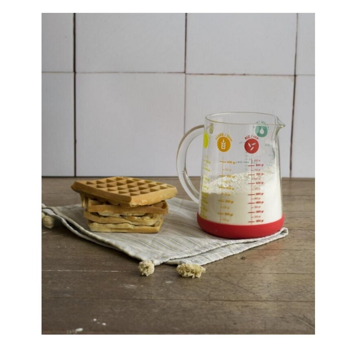 PEBBLY Verre doseur en verre avec base silicone 1L - rouge