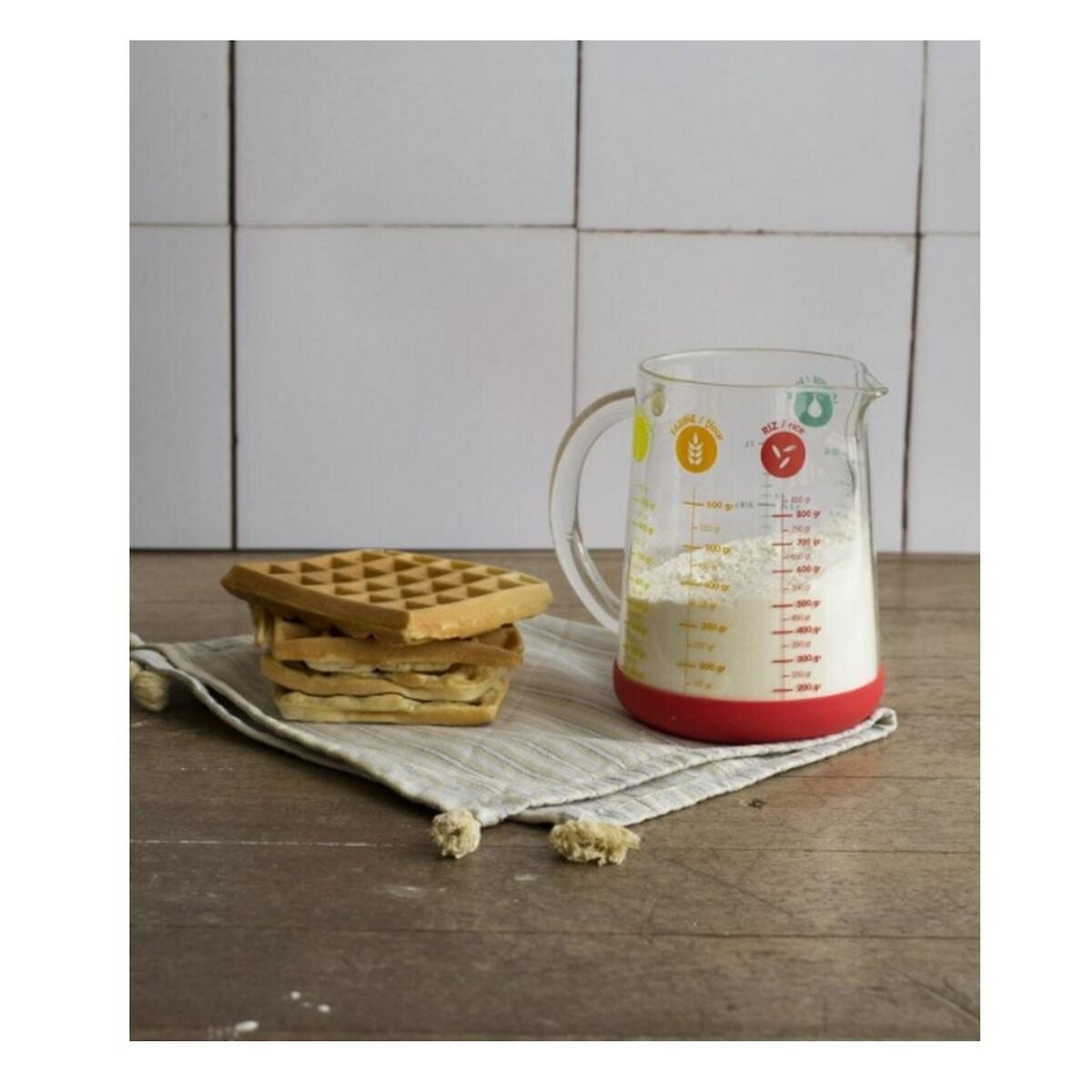 PEBBLY Verre doseur en verre avec base silicone 1L - rouge