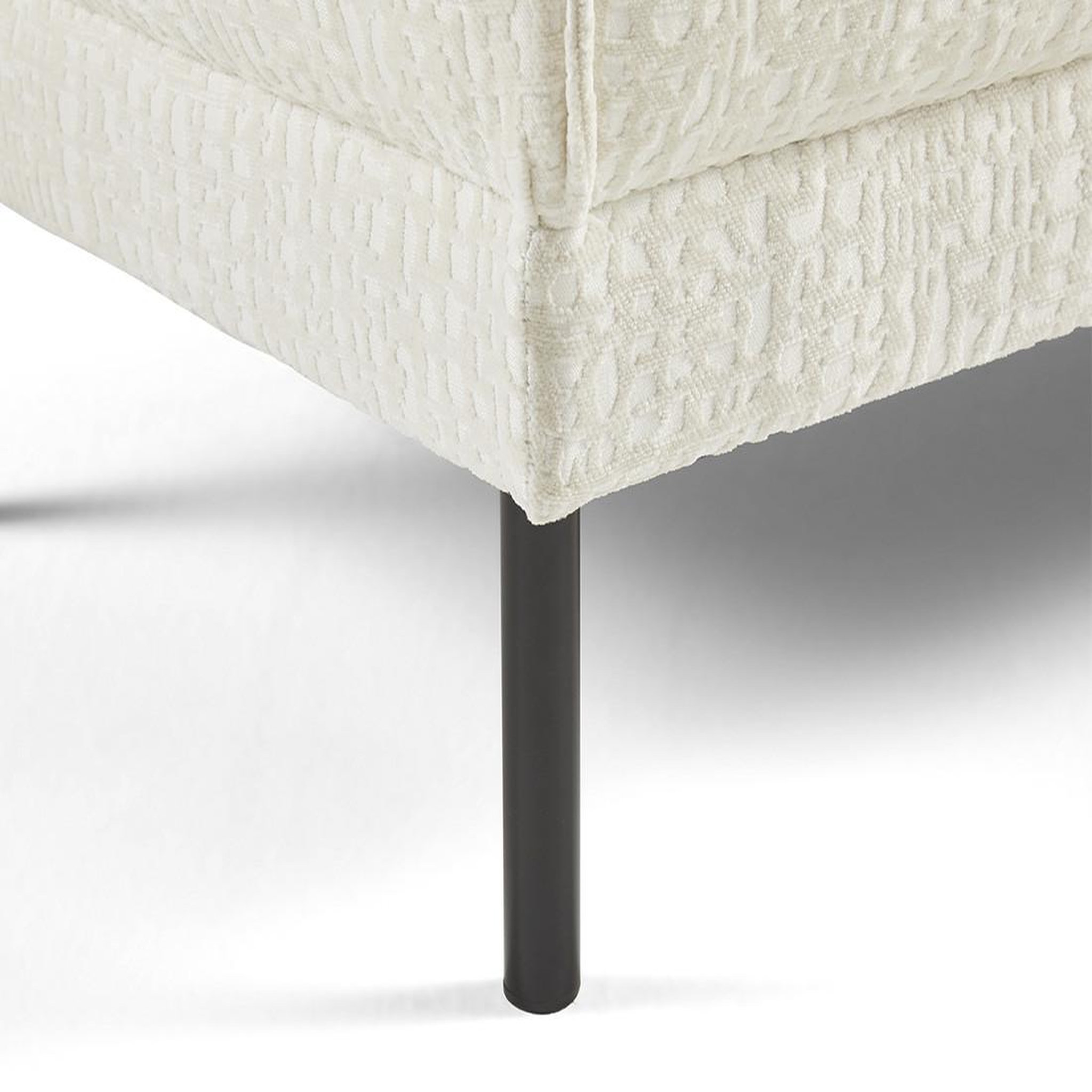 Voir la diapositive 5 : LISA DESIGN Charlie - pouf - pieds hauts - en tissu velours relief