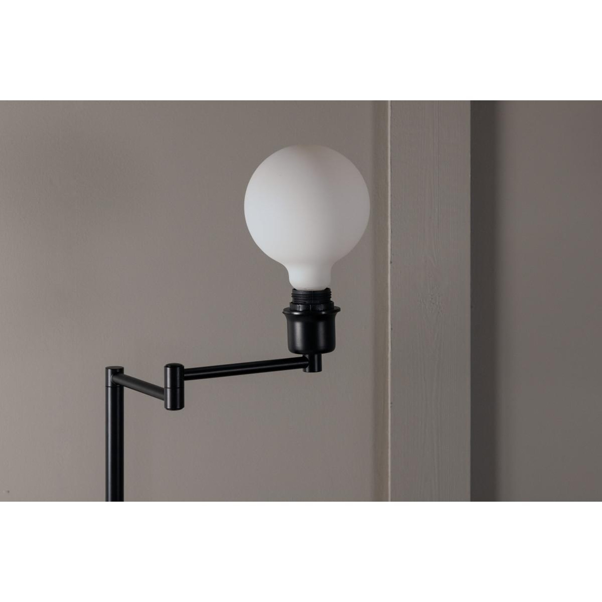 Voir la diapositive 6 : Paris Prix Lampadaire design  virro  126cm noir