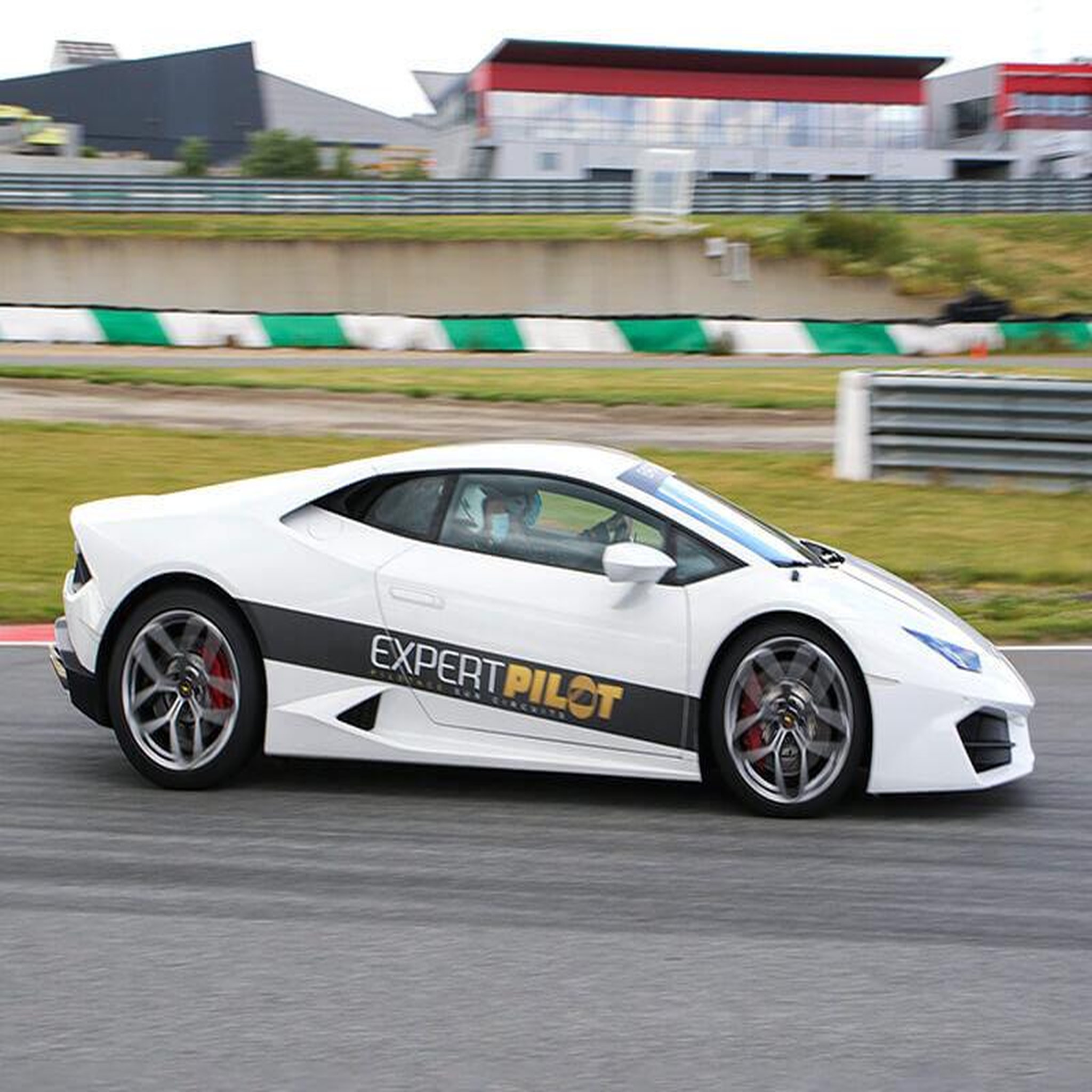Voir la diapositive 4 : Smartbox Pilotage 2 tours du circuit geoparc au volant d'une lamborghini, d'une ferrari ou d'une porsche - coffret cadeau sport & aventure