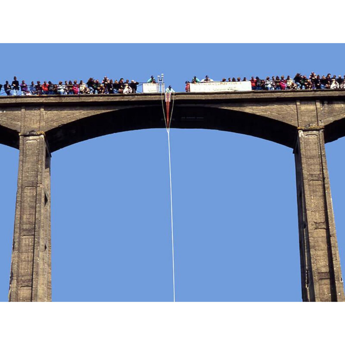 Smartbox Saut à l'élastique en tandem au viaduc de Saint-Georges-le-Gaultier avec certificat et souvenir, pour 2 - Coffret Cadeau Sport & Aventure