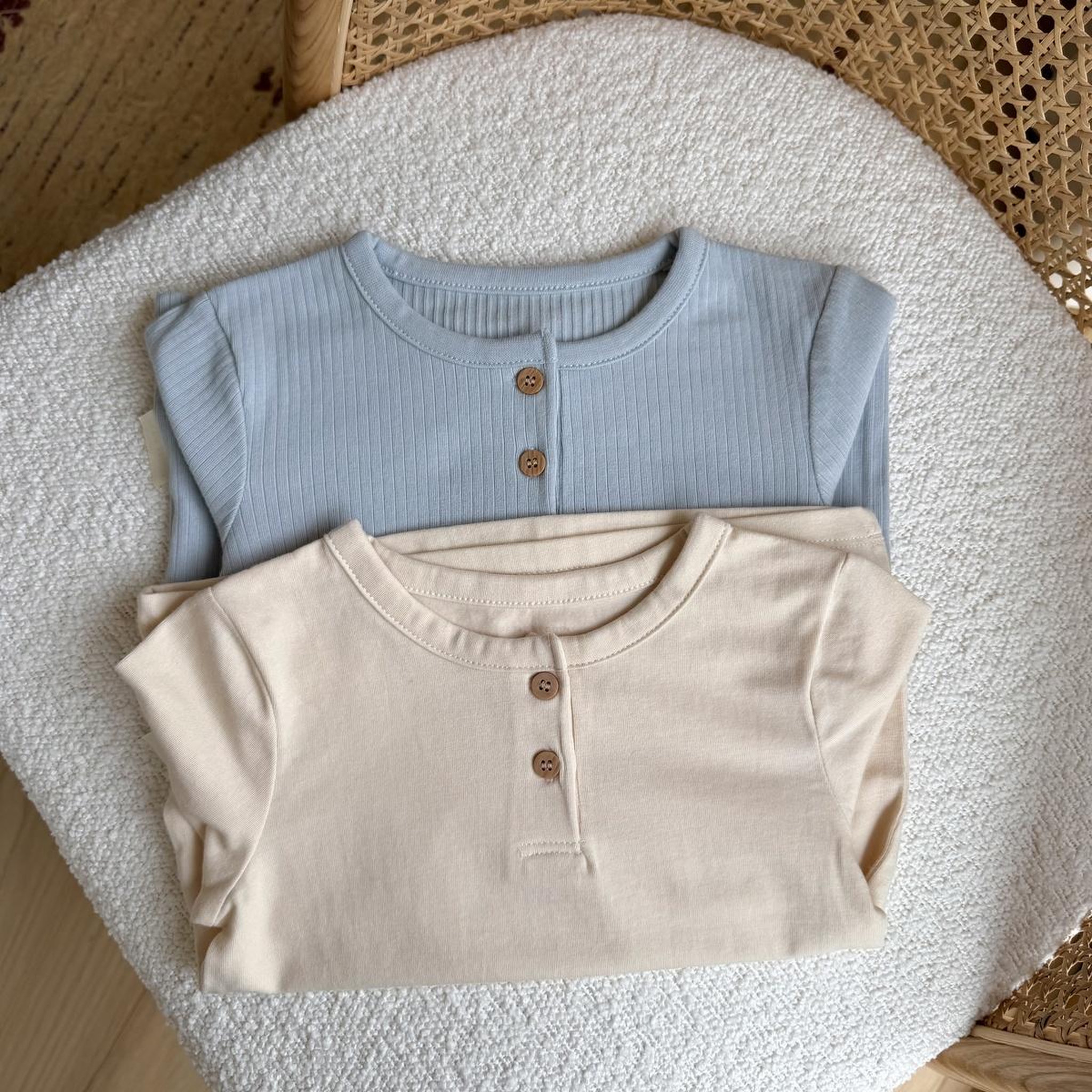 Voir la diapositive 6 : PETIT BEGUIN Lot de 2 t-shirts enfant manches longues voix lactée