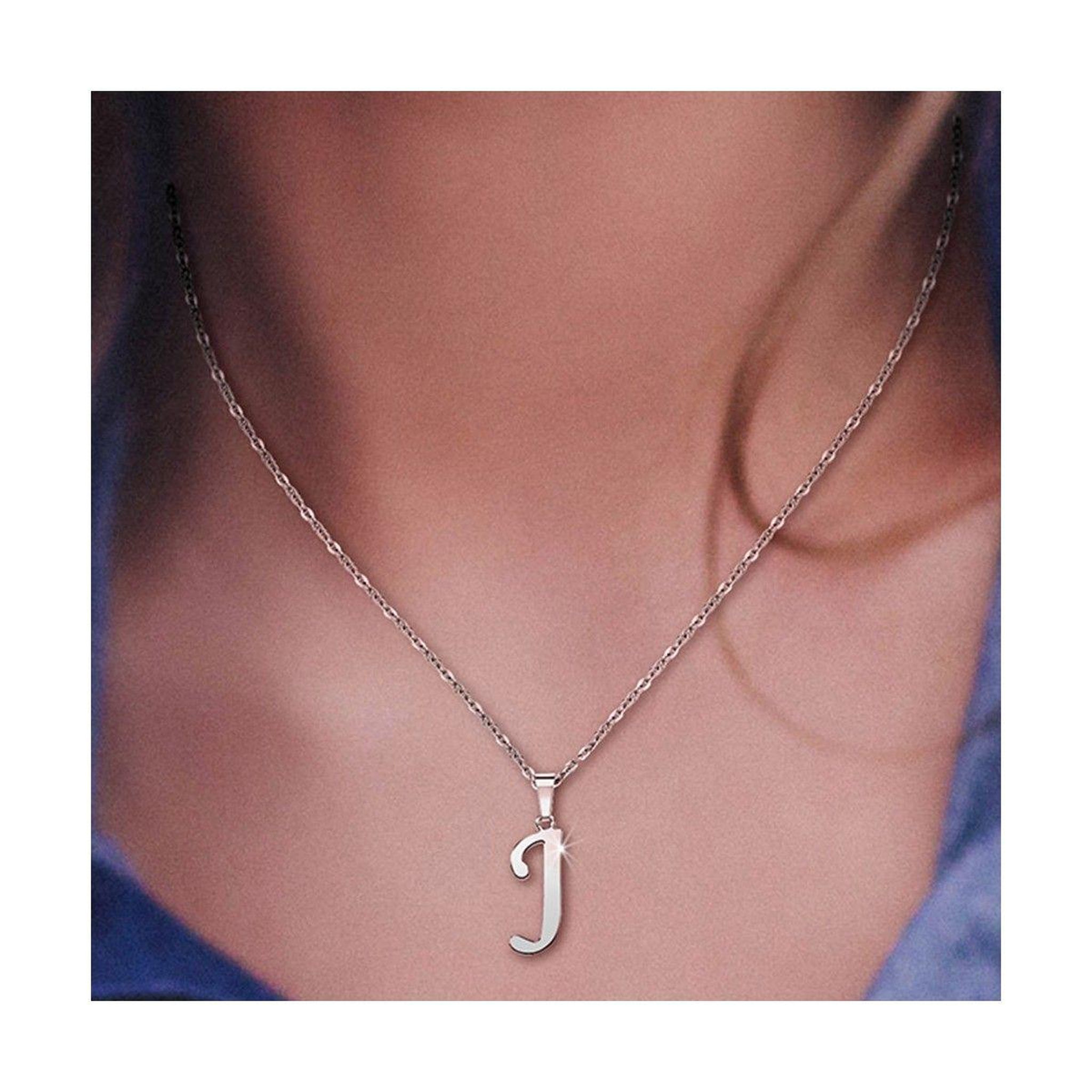 Voir la diapositive 2 : SC BOHEME Collier alphabet lettre J en acier inoxydable par SC Bohème