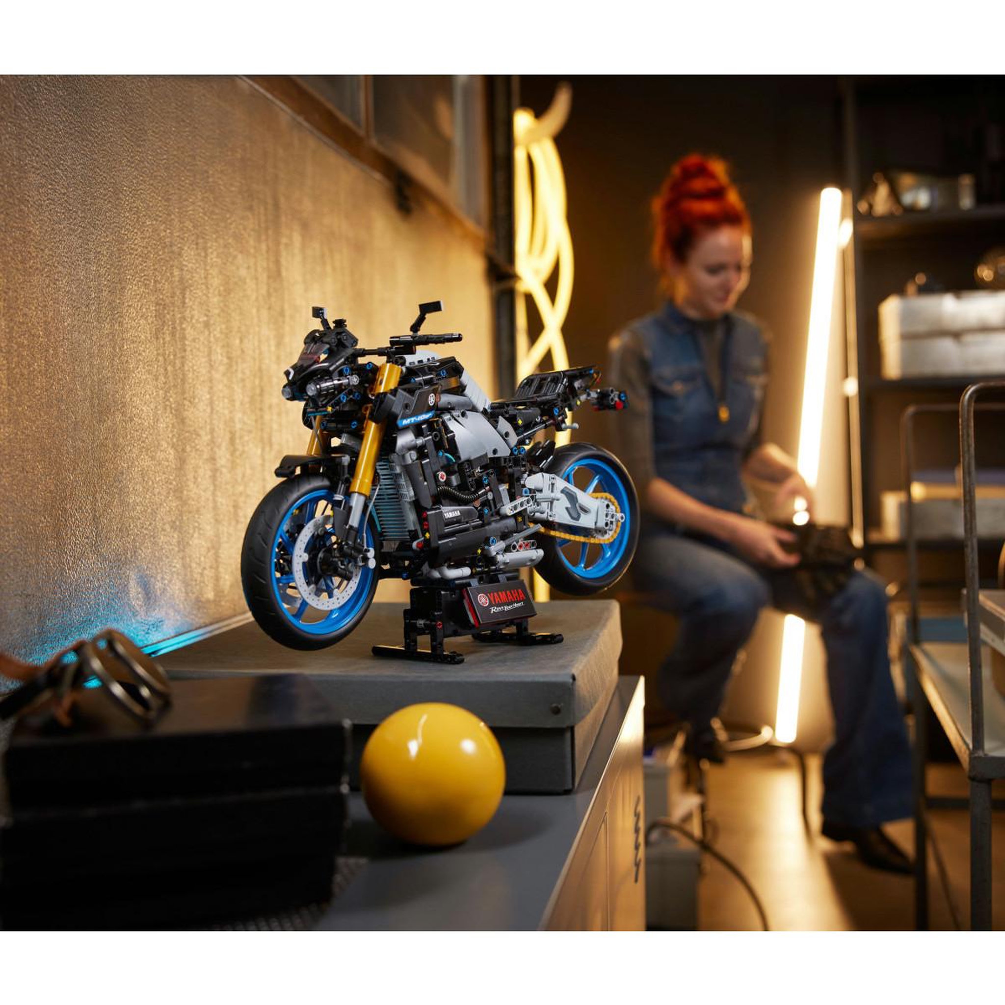 Voir la diapositive 3 : LEGO LEGO® Technic 42159 Yamaha MT 10 SP