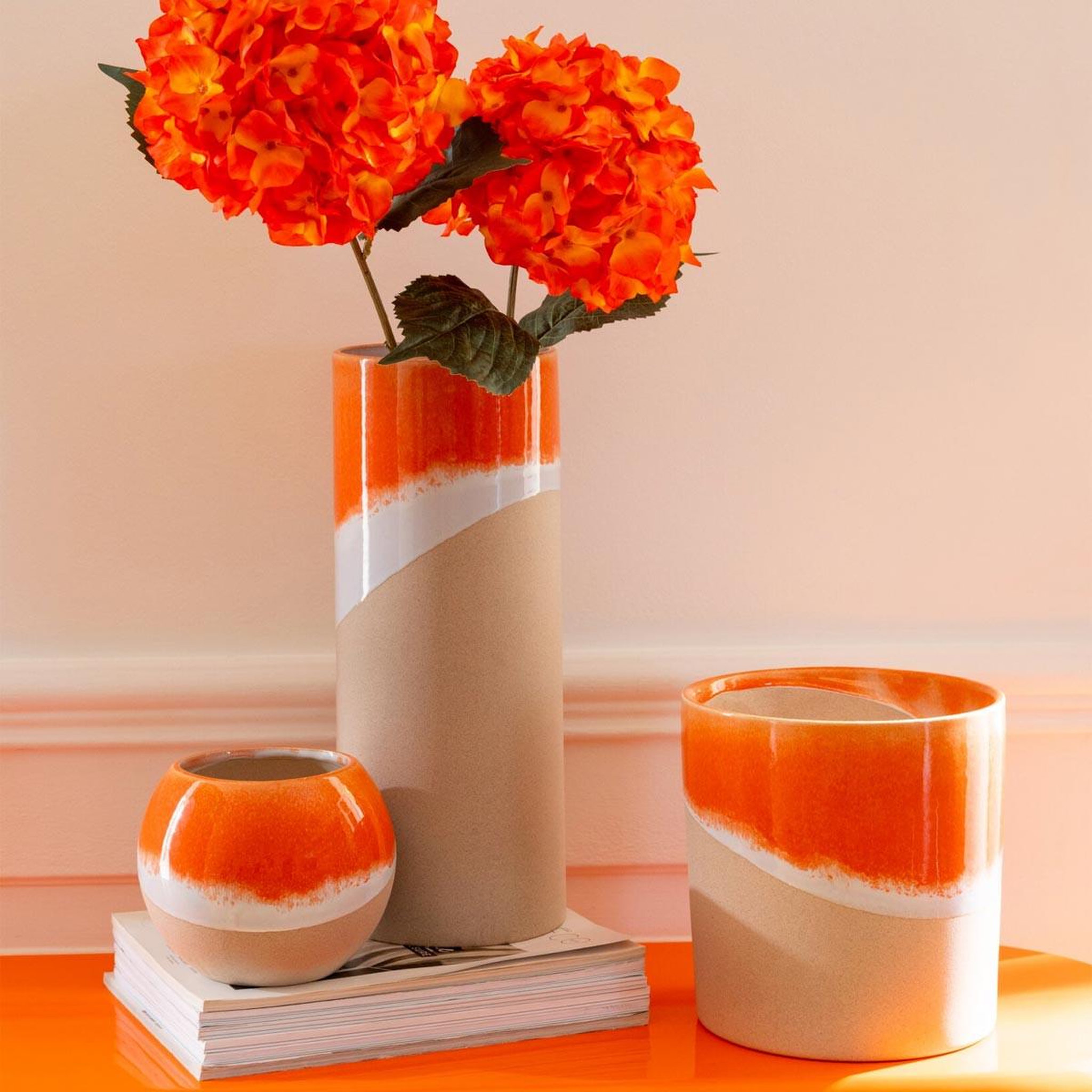 Voir la diapositive 2 : J-LINE Cache-pot cylindrique en argile  tory  21cm orange