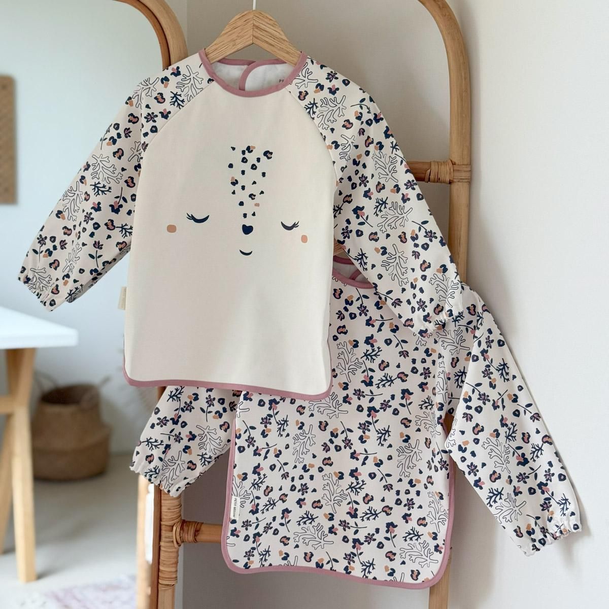 Petit Béguin Lot de 2 bavoirs tablier manches longues Céleste