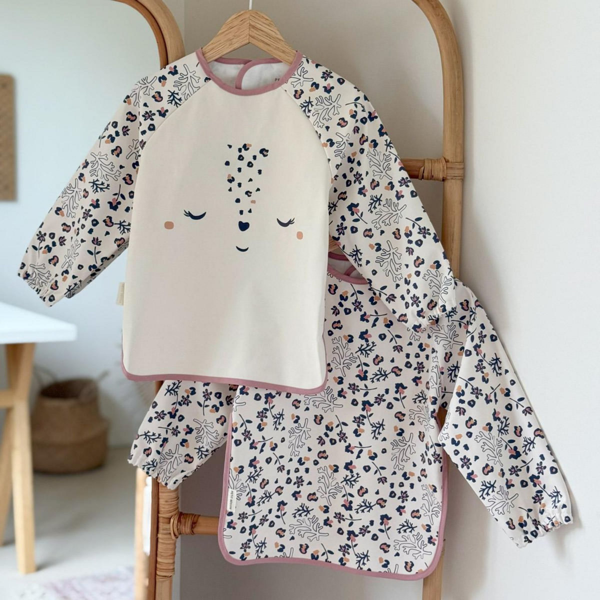 Petit Béguin Lot de 2 bavoirs tablier manches longues Céleste