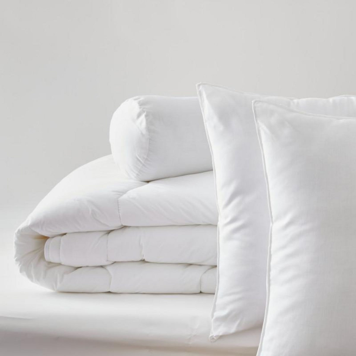 BLANREVE Couette Blanrêve très chaude 260 x 240 + 2 Oreillers 60 x 60 + Polochon 160  Confort  traité Anti Acarien Soft & care