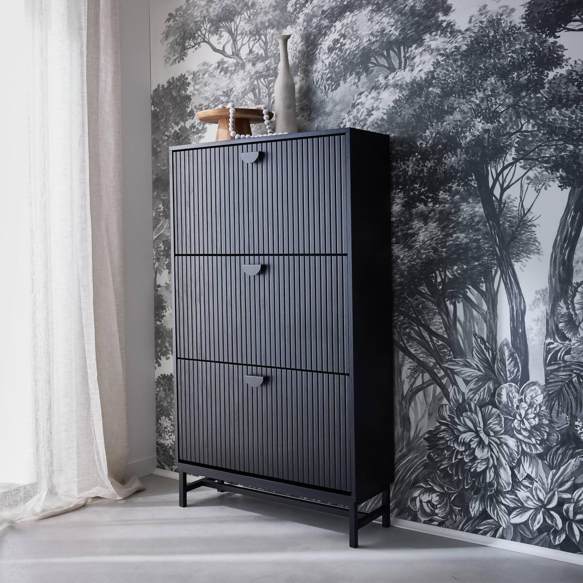 SWEEEK Meuble à chaussures 3 abattants décor bois rainuré noir style contemporain 18 paires