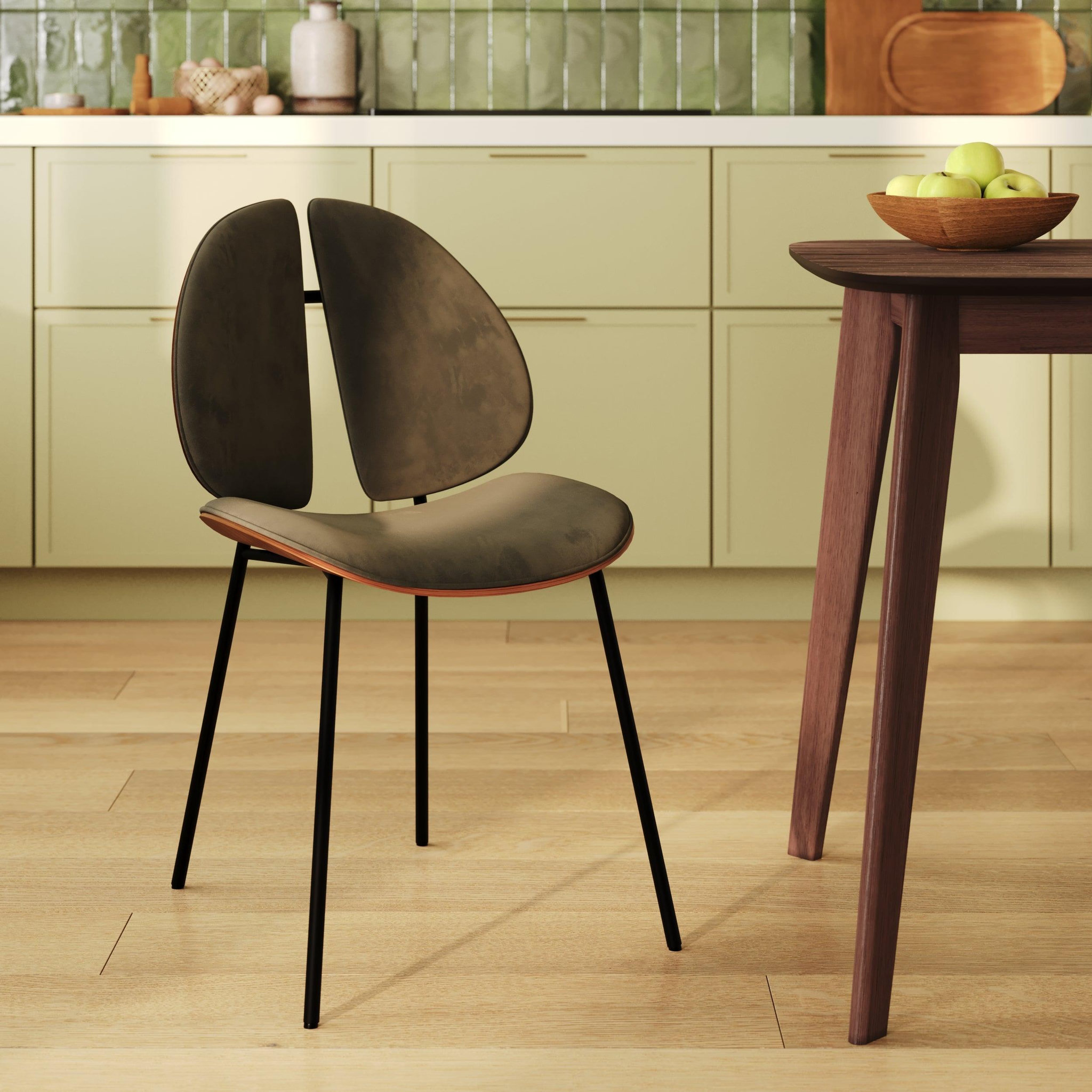 Voir la diapositive 2 : MAISON PAVANE Chaise en velours kaki et bois de noyer-coccinelle