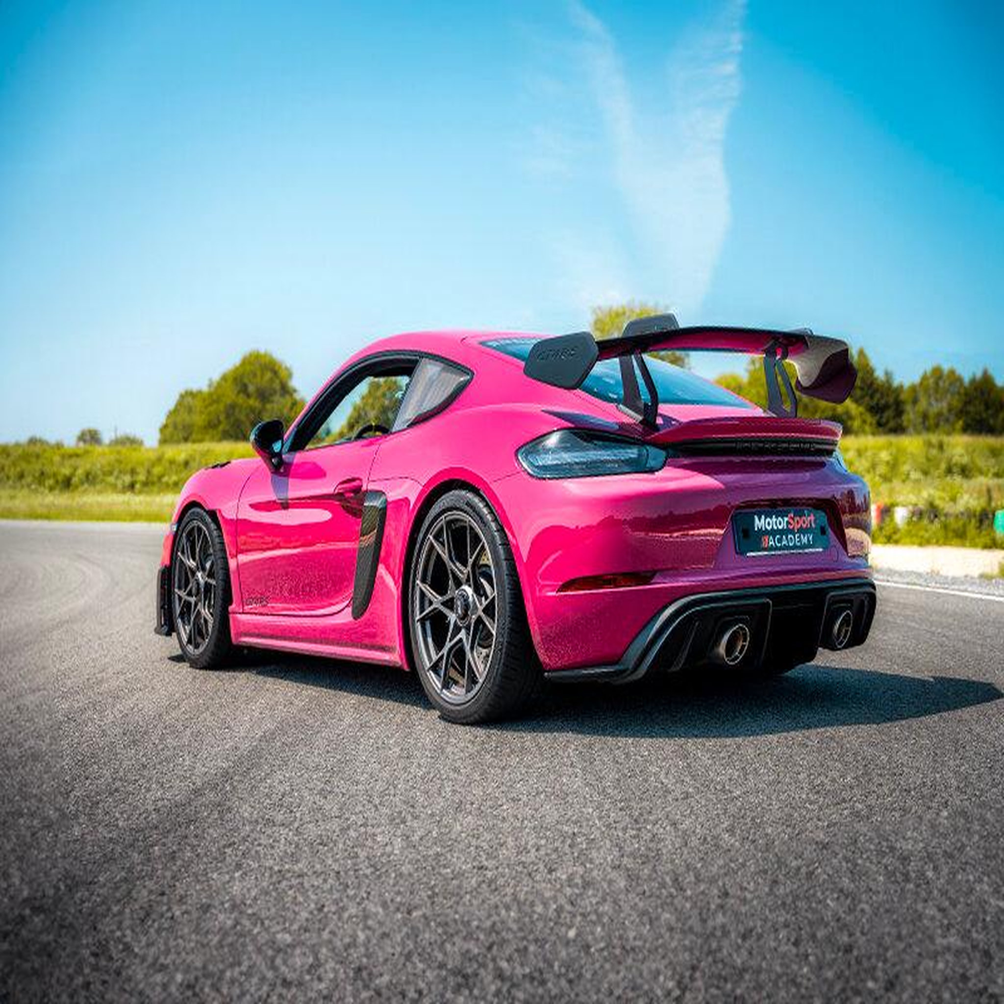 Voir la diapositive 3 : Smartbox Stage de pilotage : 2 tours sur le circuit de Fay de Bretagne en Porsche 718 Cayman GT4 RS - Coffret Cadeau Sport & Aventure
