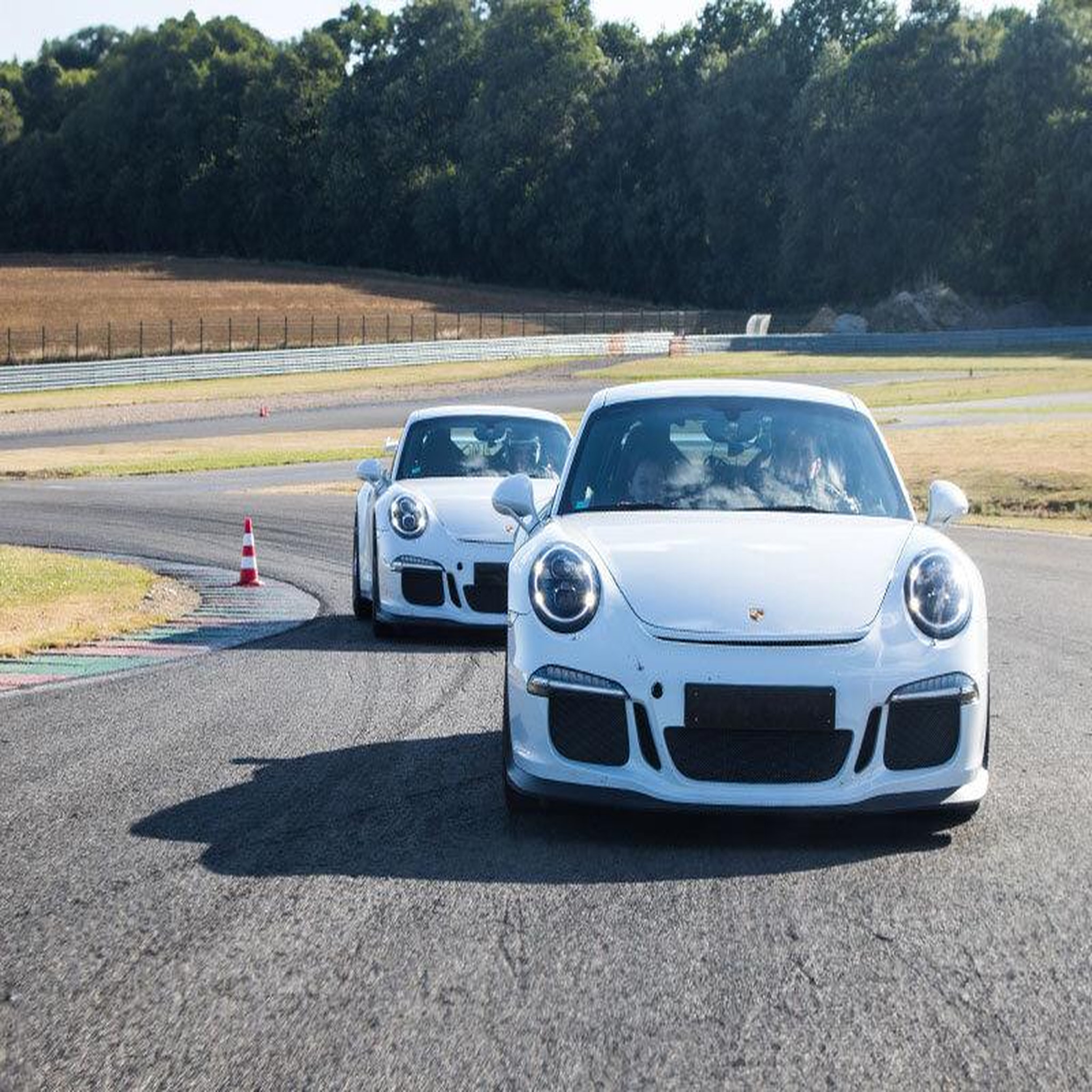 Voir la diapositive 3 : Smartbox Stage de pilotage : 2 tours sur le circuit du Roussillon en Porsche 991 GT3 - Coffret Cadeau Sport & Aventure