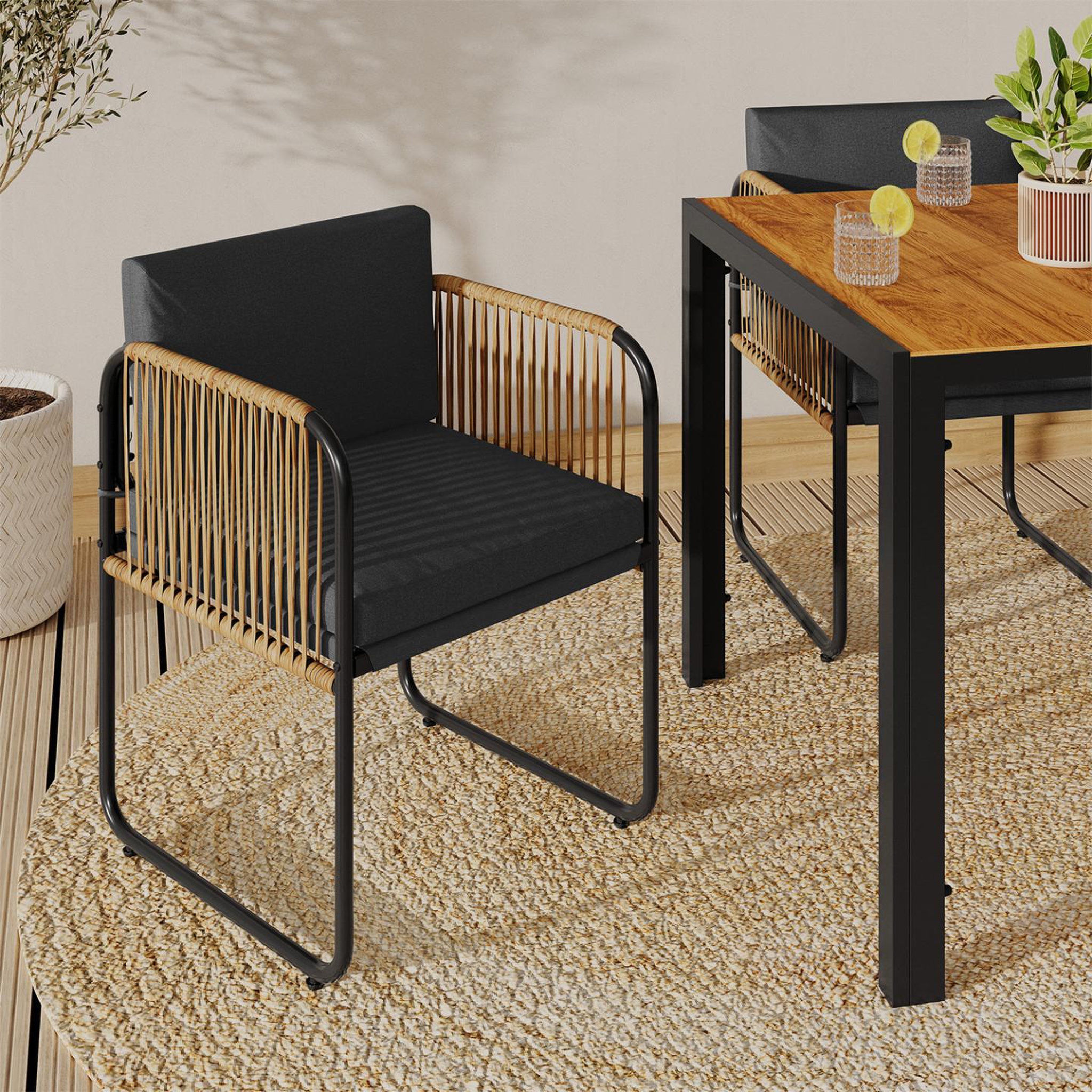Voir la diapositive 2 : ID MARKET Lot de 4 chaises de jardin RIO structure métal noir, cordage effet rotin clair et coussins noirs