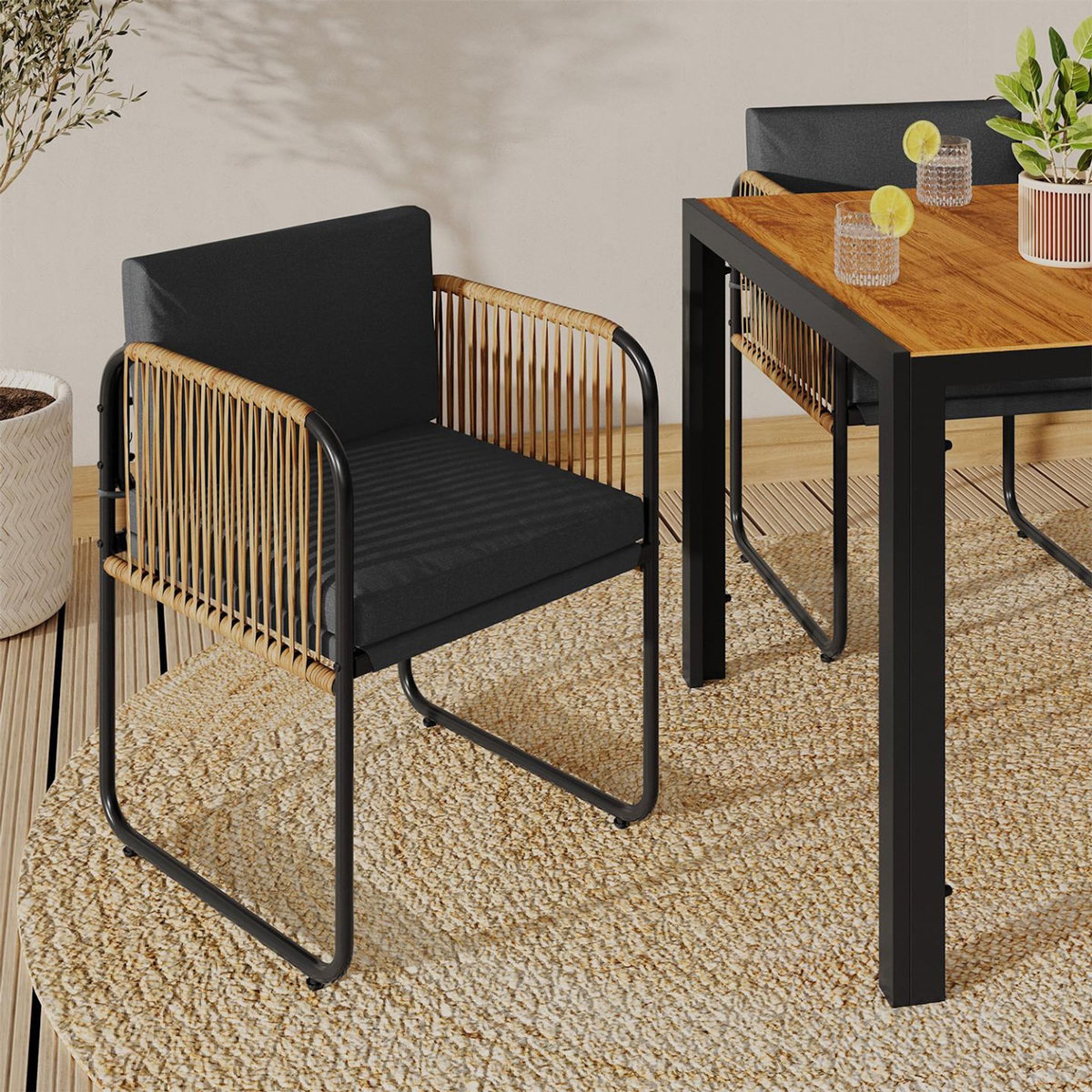 ID MARKET Lot de 4 chaises de jardin RIO structure métal noir, cordage effet rotin clair et coussins noirs