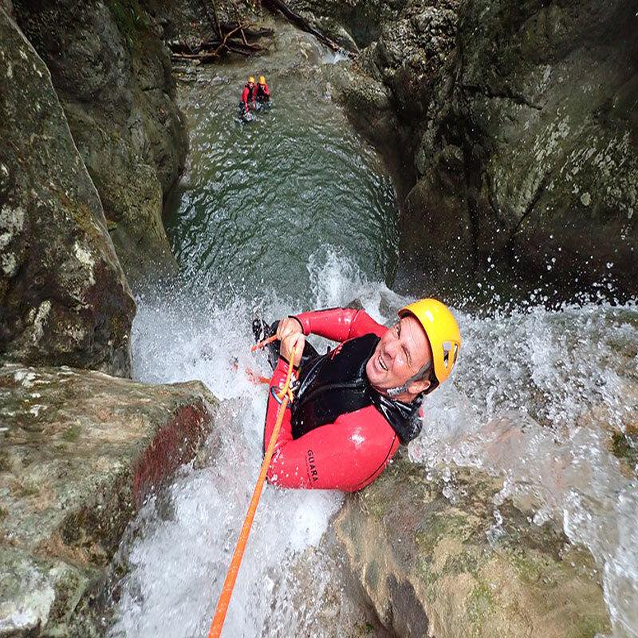 Voir la diapositive 2 : Smartbox Session de canyoning de 3h30 pour 3 personnes près de grenoble - coffret cadeau sport & aventure