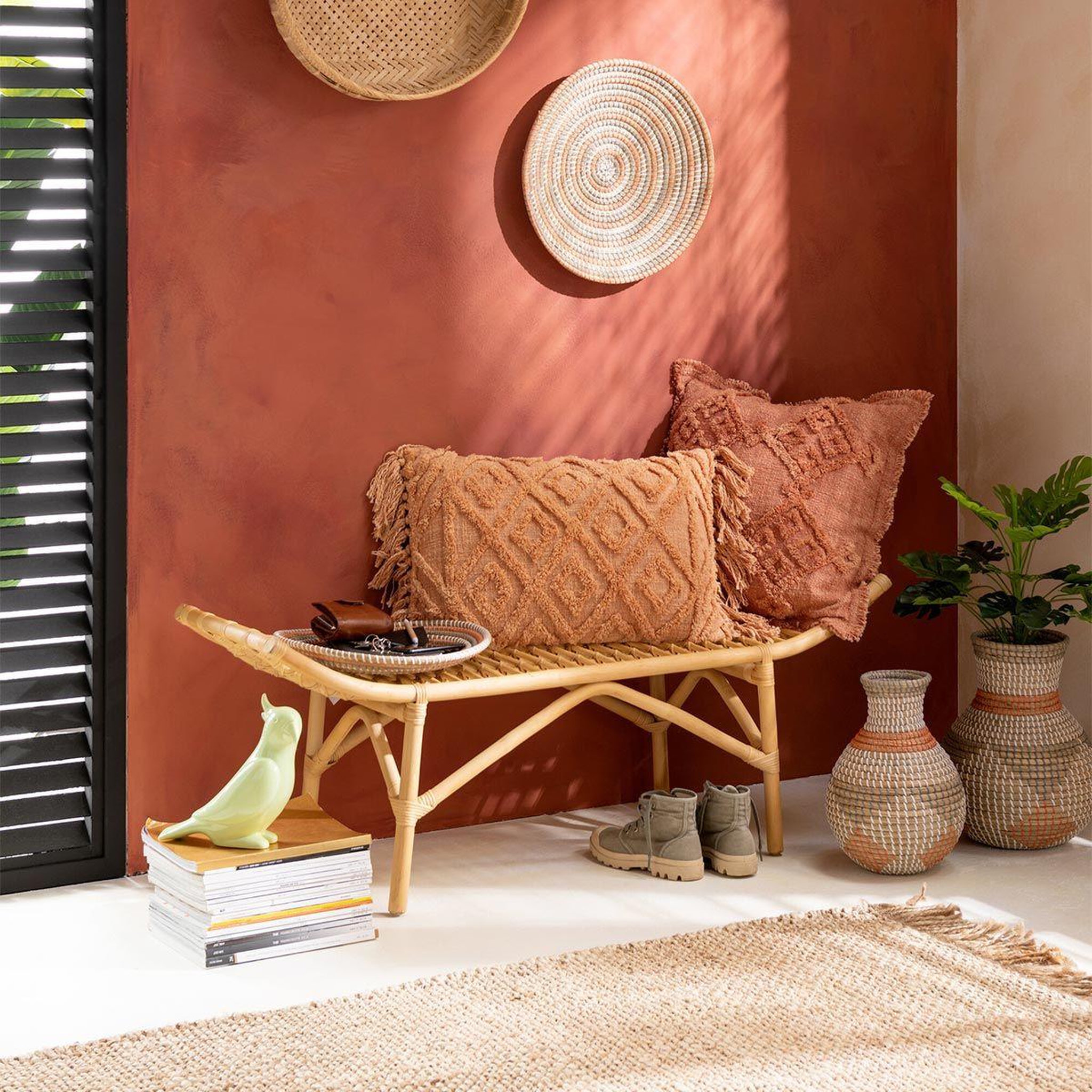 Voir la diapositive 3 : J-LINE Coussin déco pompons  amalia  40x78cm corail