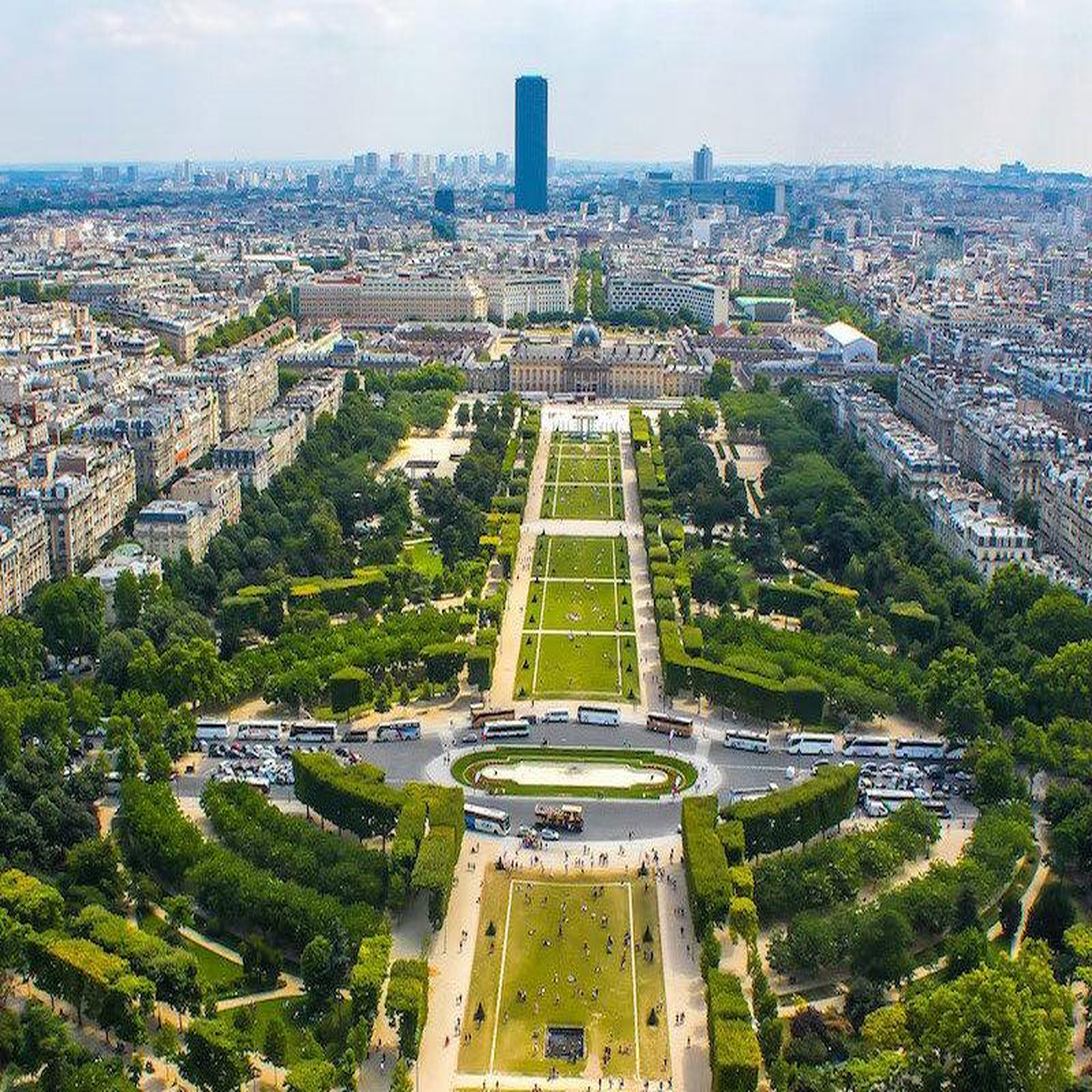 Voir la diapositive 2 : Smartbox Accès au sommet de la tour eiffel avec billet coupe-file et audio-guide pour 2 adultes et 2 enfants - coffret cadeau sport & aventure