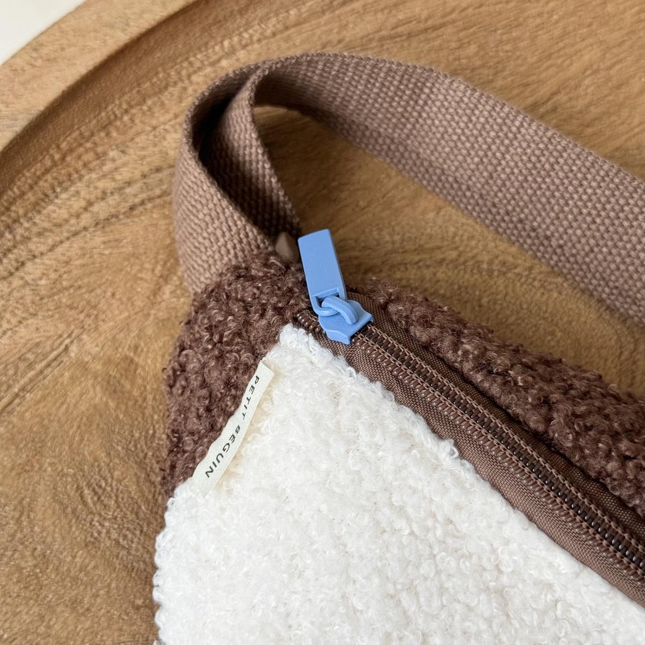 Voir la diapositive 6 : Petit Béguin Sac banane enfant en sherpa Cracotte