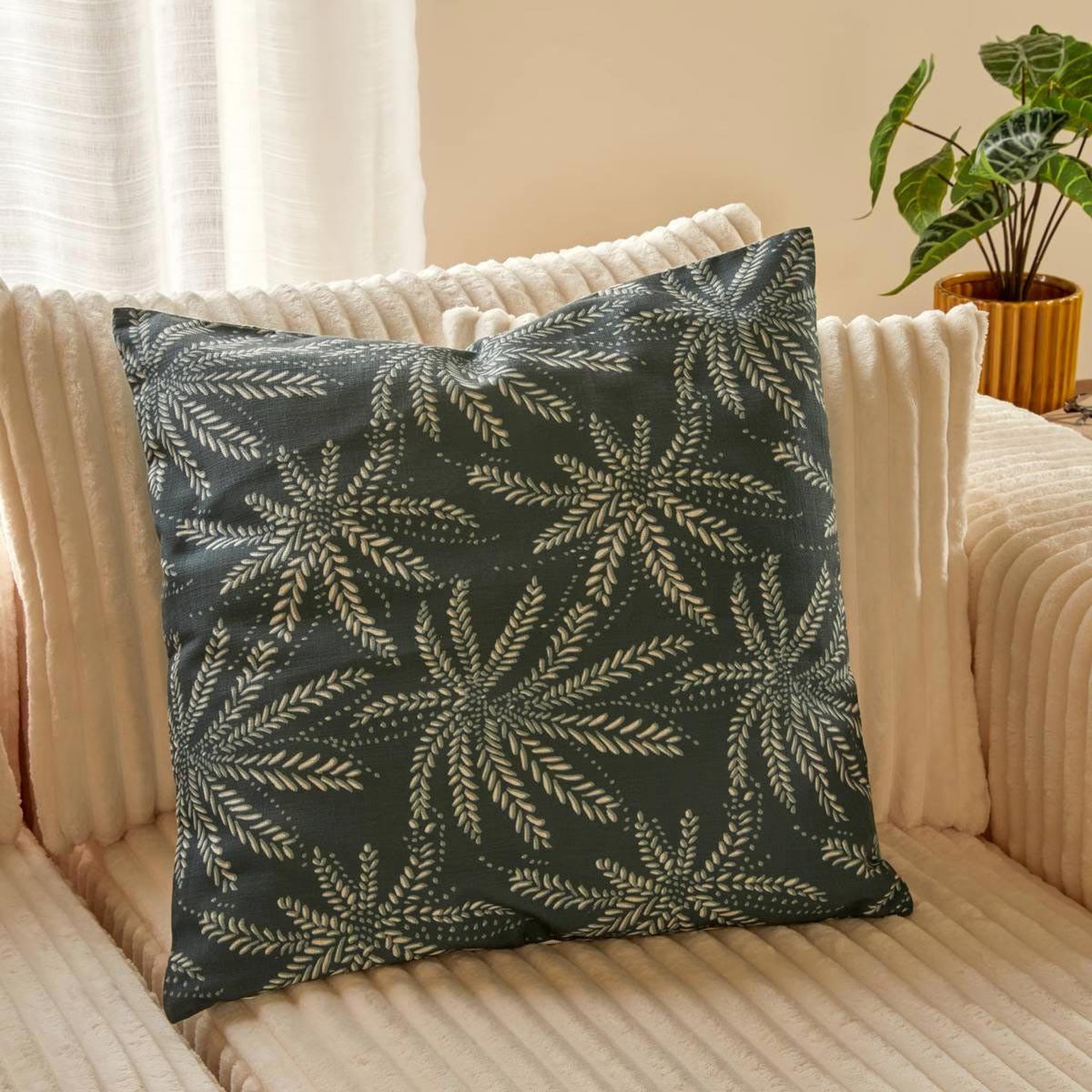 Voir la diapositive 3 : ATMOSPHERA Coussin d'extérieur réversible  the palm resort  55x55cm vert