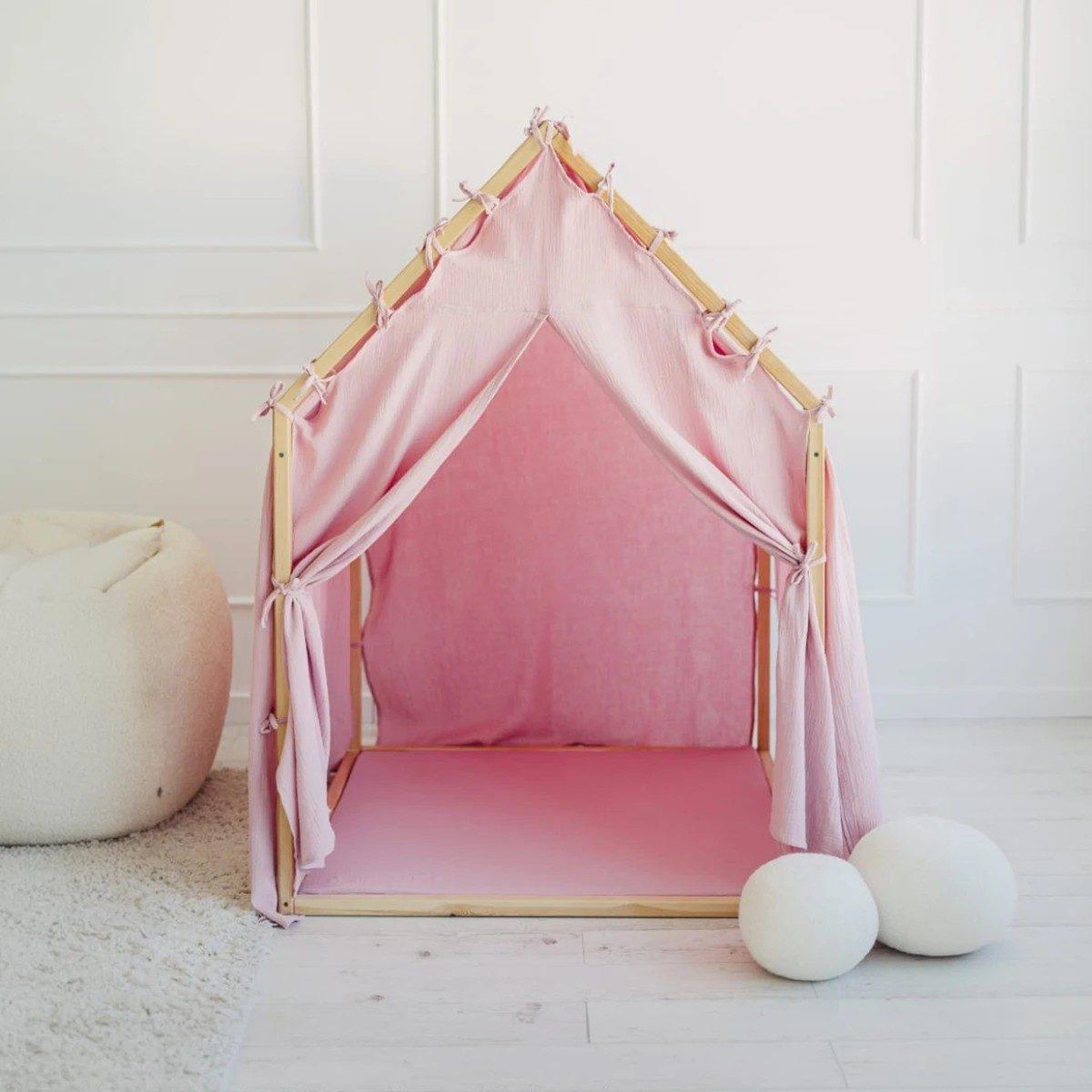 Voir la diapositive 2 : MONIO FOR KIDS Cabane de jeu en bois et mousseline 106 x 106 x 150 cm, portes — Rose