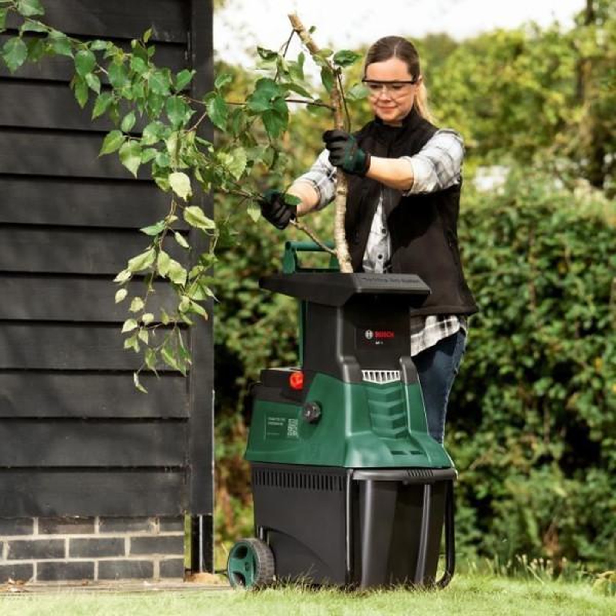 Voir la diapositive 3 : BOSCH Broyeur de végétaux Bosch AXT 25D - branches jusqu'a 40 mm - électrique