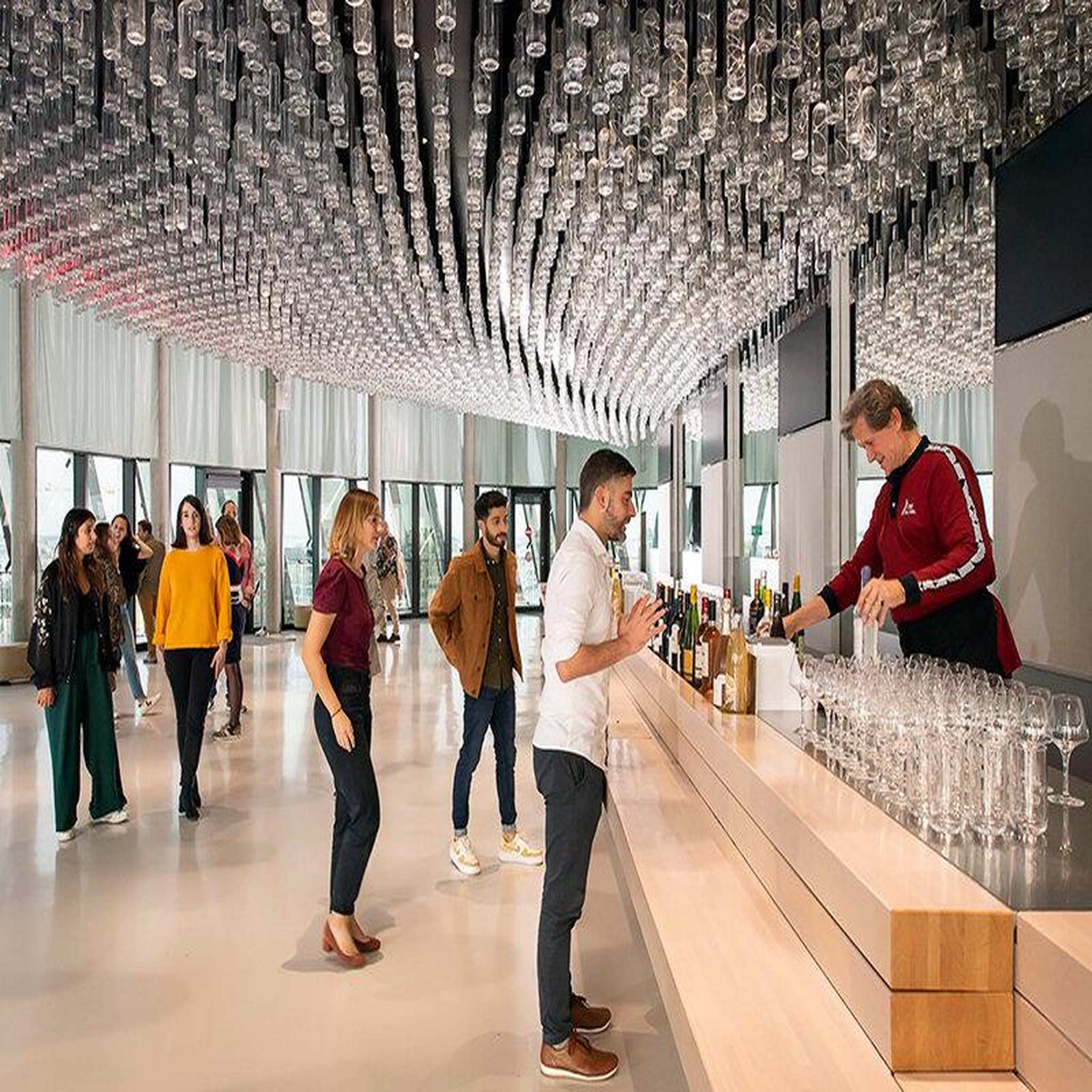 Voir la diapositive 4 : Smartbox Sortie culturelle en famille à la cité du vin à bordeaux pour 2 adultes et 2 enfants - coffret cadeau sport & aventure