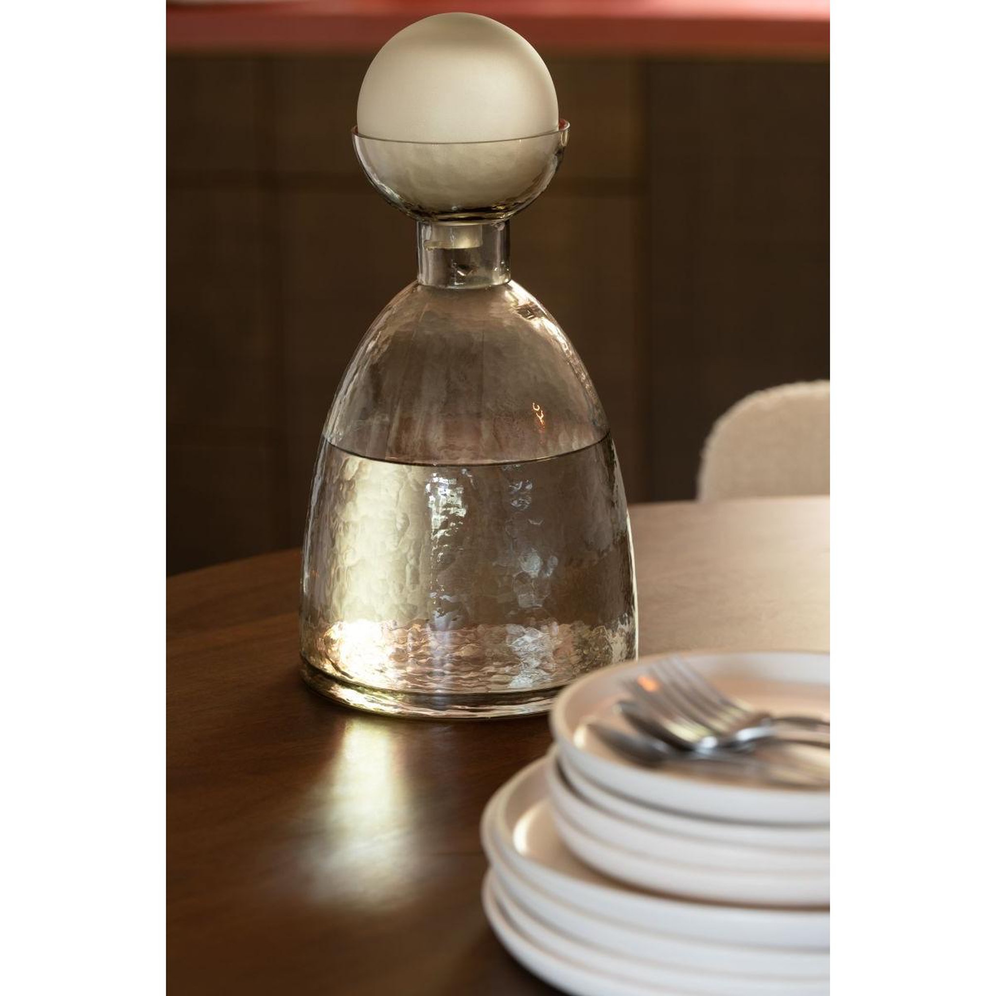 Voir la diapositive 5 : J-LINE Vase bouteille bouchon en verre  yoko  29cm grège
