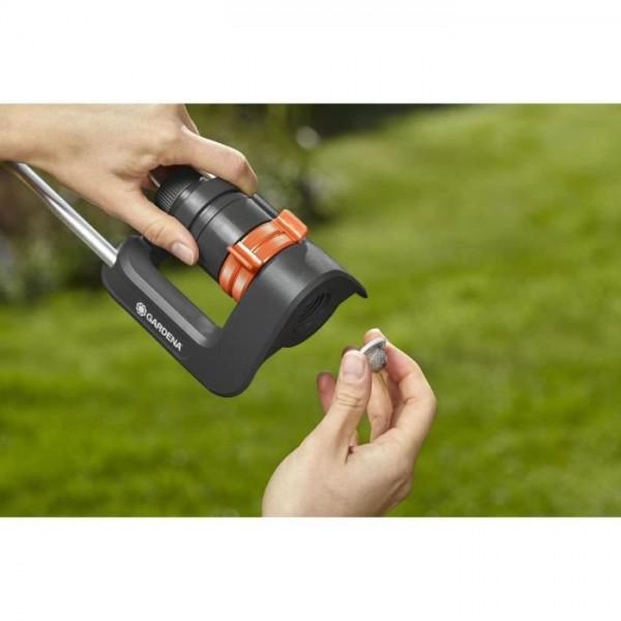 Voir la diapositive 2 : Gardena Arroseur  oscillant Aqua S - GARDENA - Surface 220m² - Portée 17m max - Résistant UV et gel - Garantie 5 ans