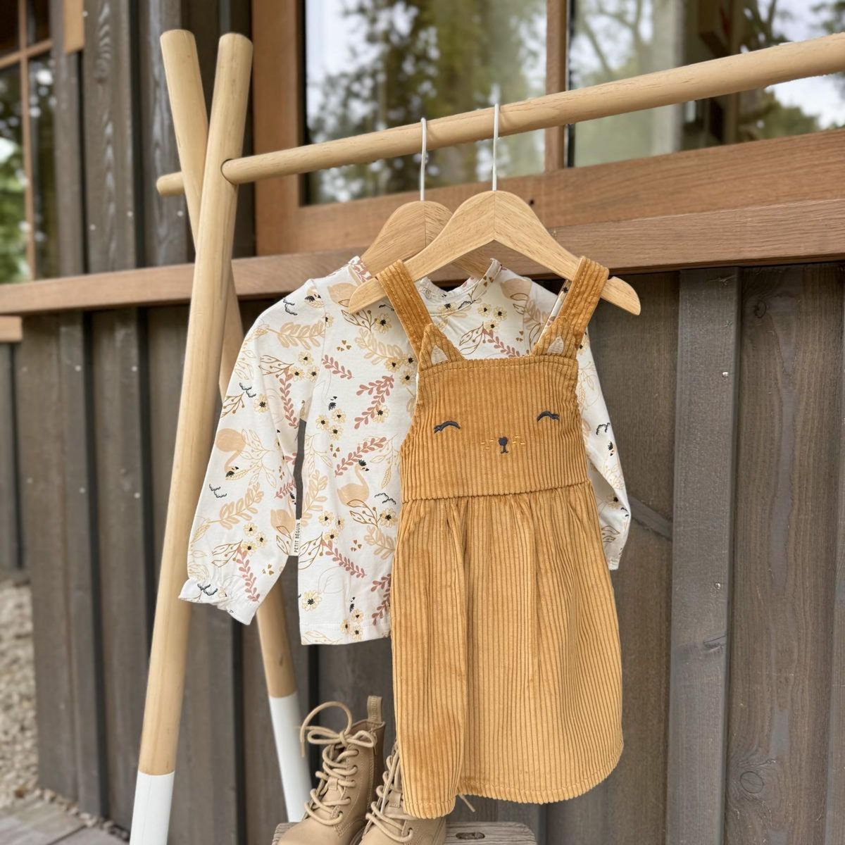 Petit Béguin Ensemble enfant robe en velours côtelé et t-shirt Swan