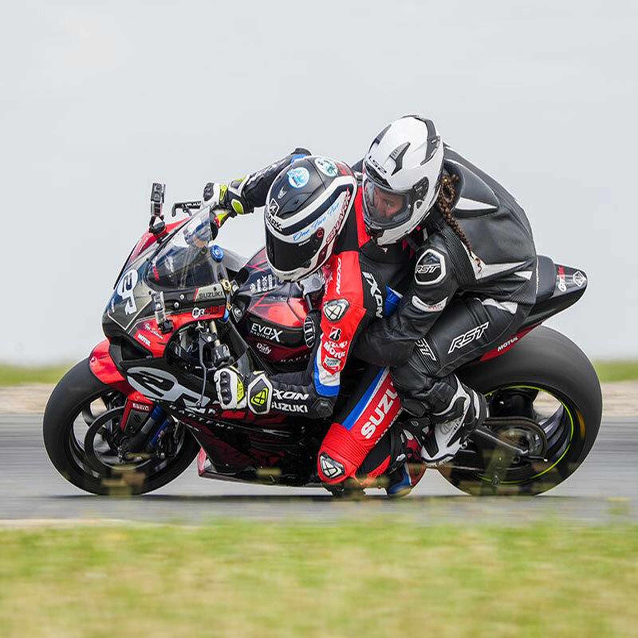 Voir la diapositive 2 : Smartbox Baptême passager en moto : 3 tours à l'arrière d'un pilote professionnel sur le circuit du val de vienne - coffret cadeau sport & aventure