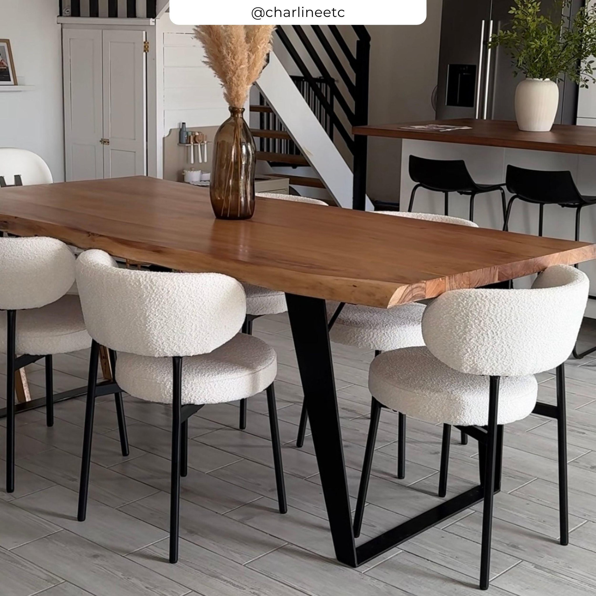 Voir la diapositive 6 : MAISON PAVANE Lot de 2 chaises en tissu bouclé blanc cassé et pieds noirs-maëlie
