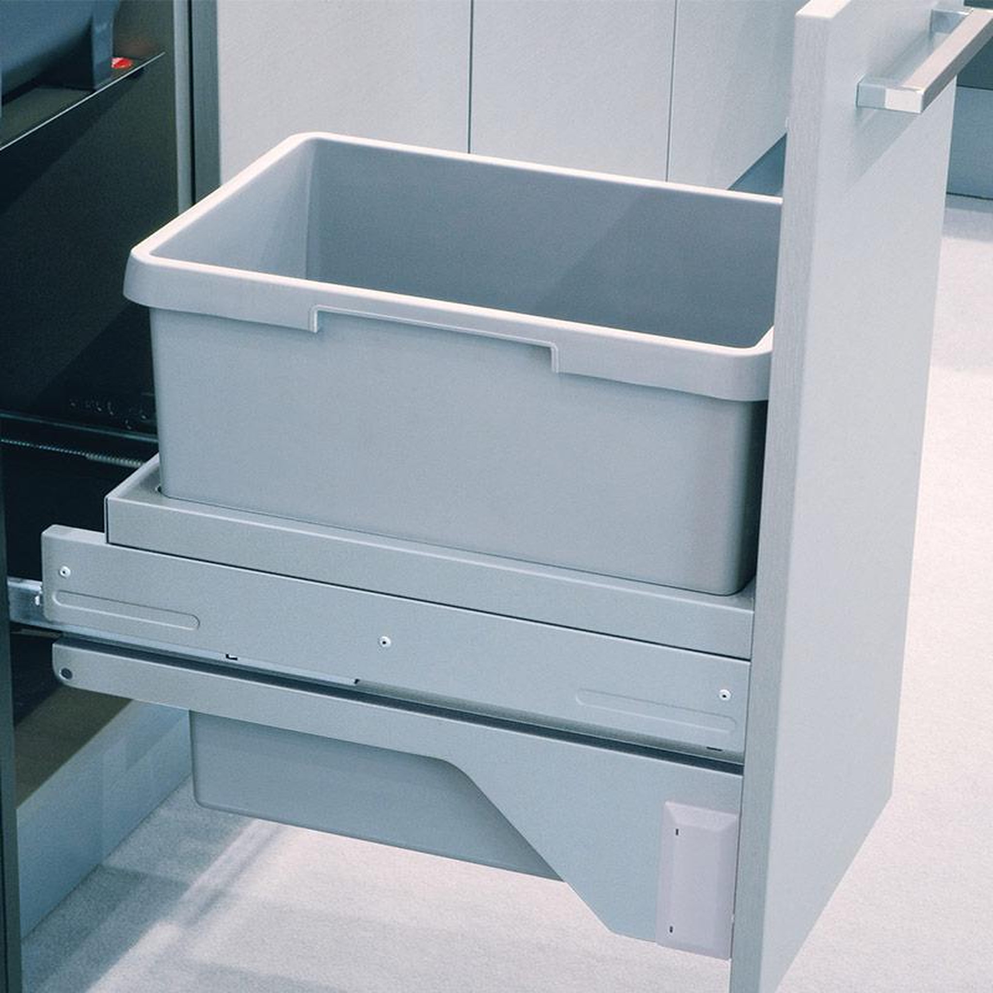 Voir la diapositive 2 : HAILO Poubelle de cuisine coulissante encastrable 30l hailo euro cargo s