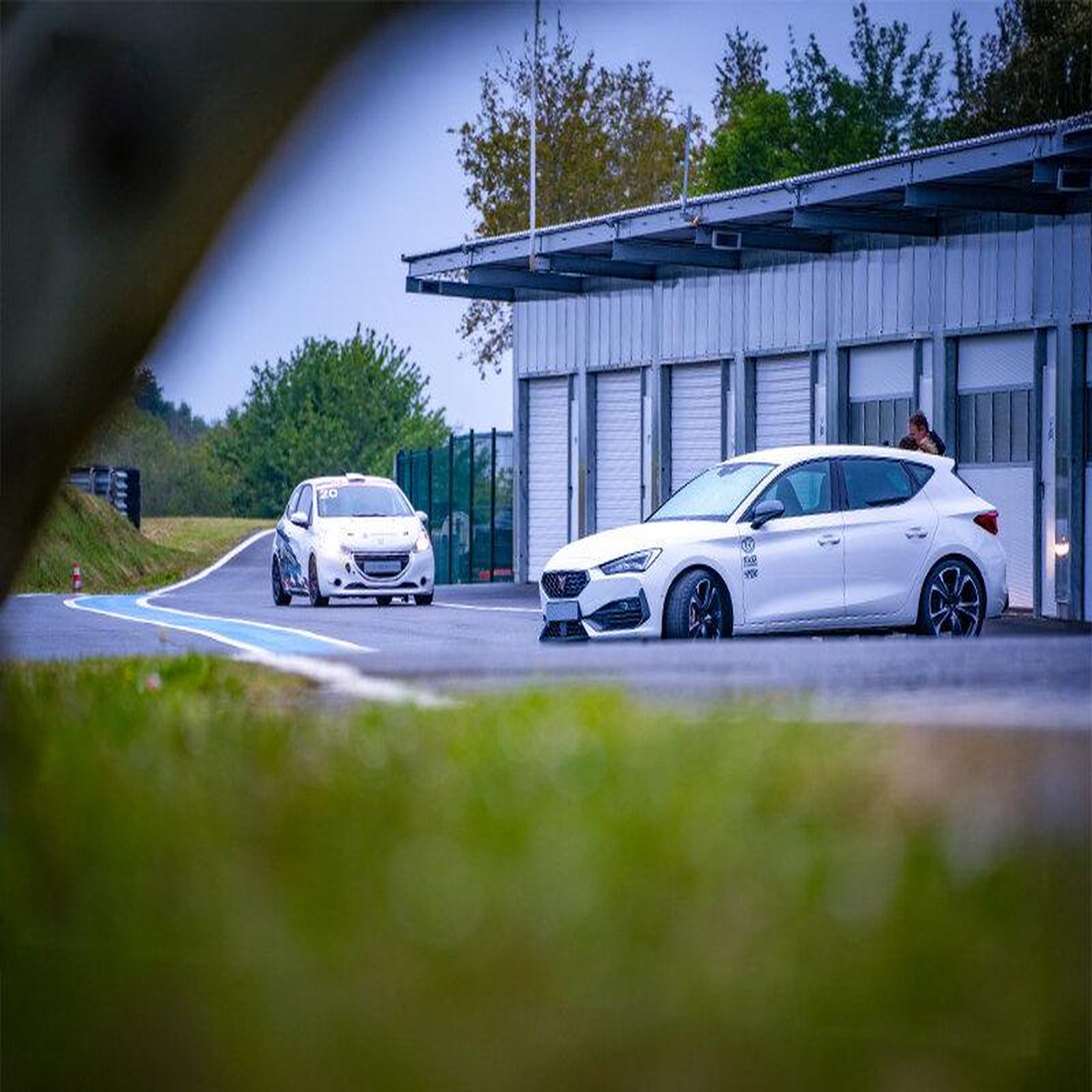 Voir la diapositive 4 : Smartbox Stage de pilotage : 6 tours sur le circuit du Val de Vienne en BMW Superberline 2.0 - Coffret Cadeau Sport & Aventure