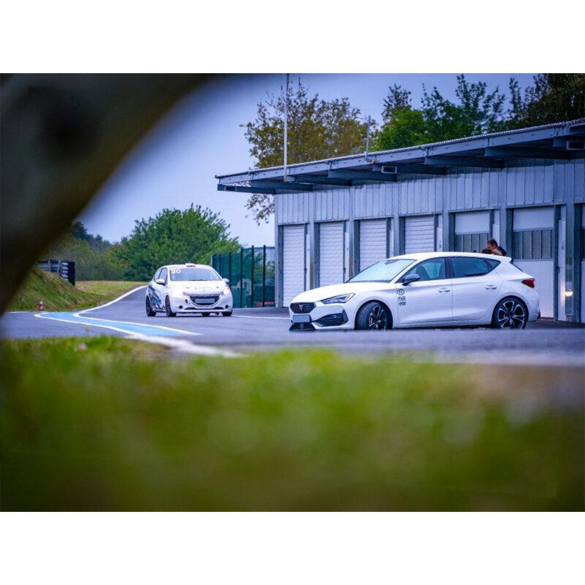 Smartbox Stage de pilotage : 6 tours sur le circuit du Val de Vienne en Cupra Leon ou en BMW Superberline 2.0 - Coffret Cadeau Sport & Aventure