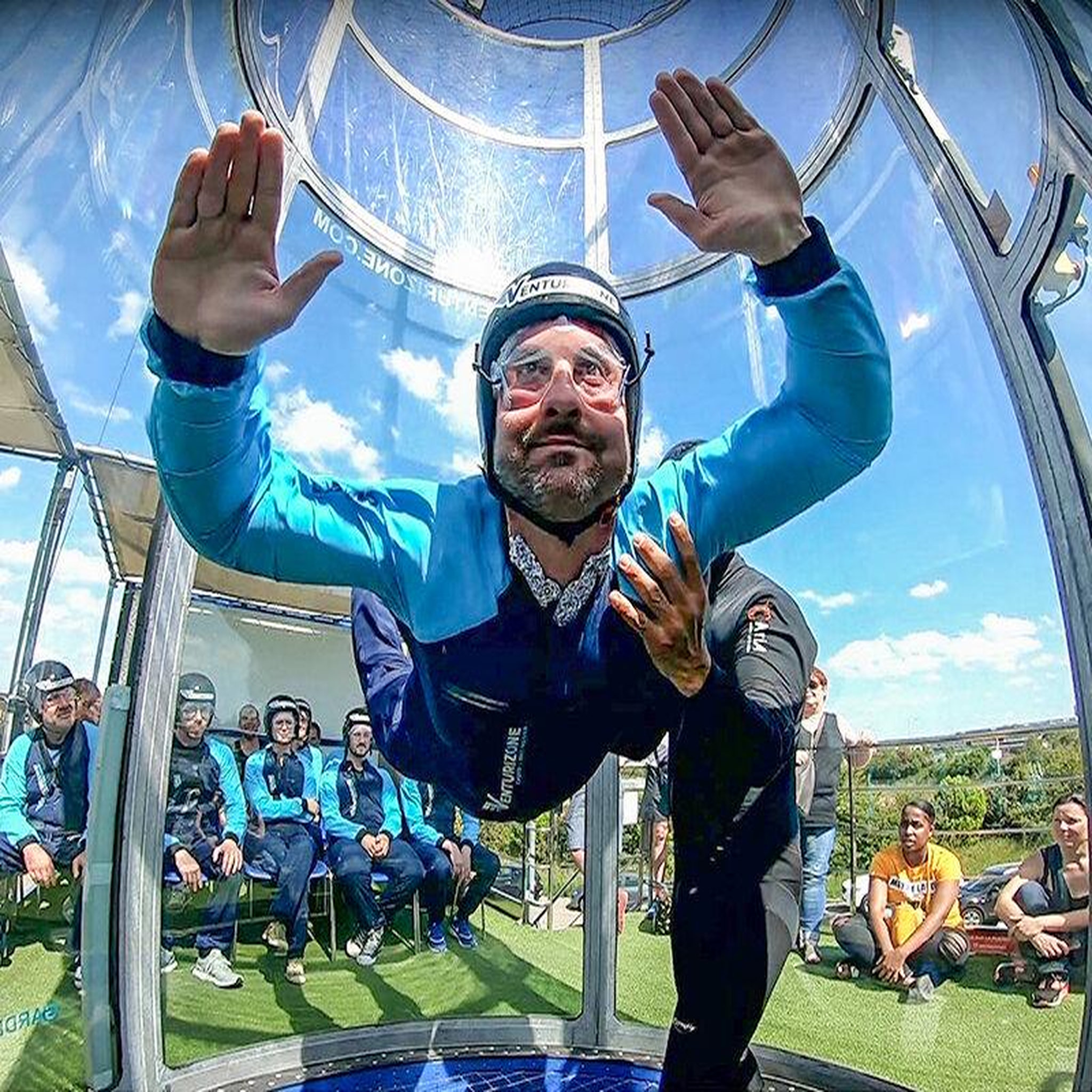 Voir la diapositive 3 : Smartbox Simulateur de chute libre : 2 sessions de vol pour 2 adultes avec vidéo au Havre - Coffret Cadeau Sport & Aventure
