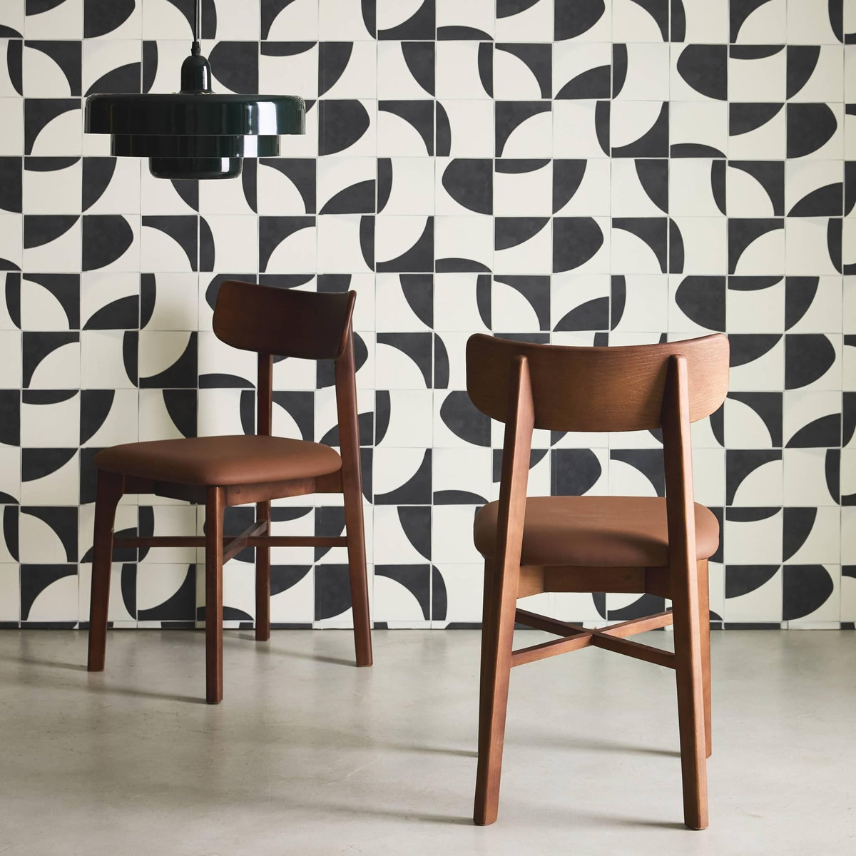 SWEEEK Lot de 2 chaises bois d'hévéa et assise simili cuir marron. vintage. L 43.5 x P 48 x H 81cm