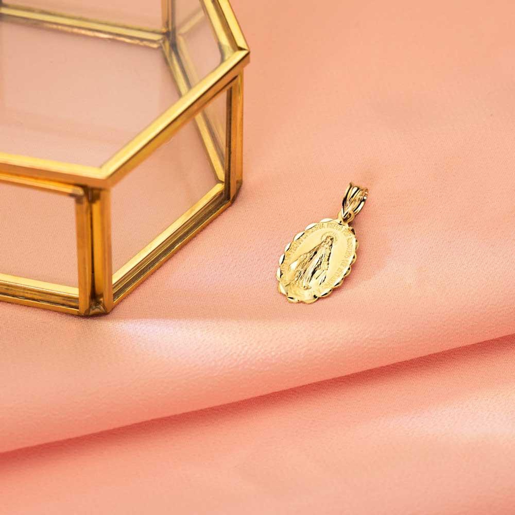 Voir la diapositive 3 : L'ATELIER D'AZUR Pendentif - Médaille Vierge Miraculeuse Or Jaune - Chaîne Offerte