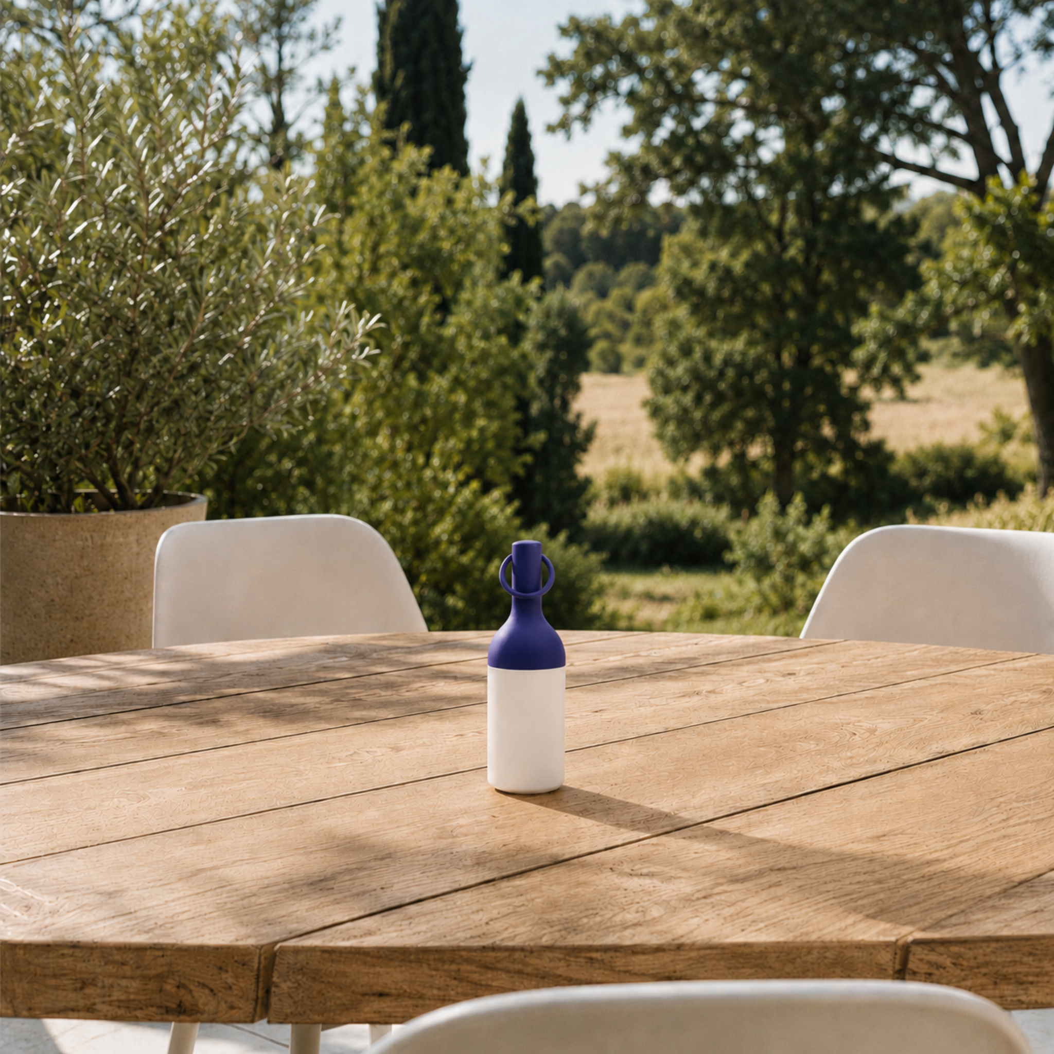Voir la diapositive 2 : MAISON PAVANE Petite lampe nomade en plastique bleu-Elo