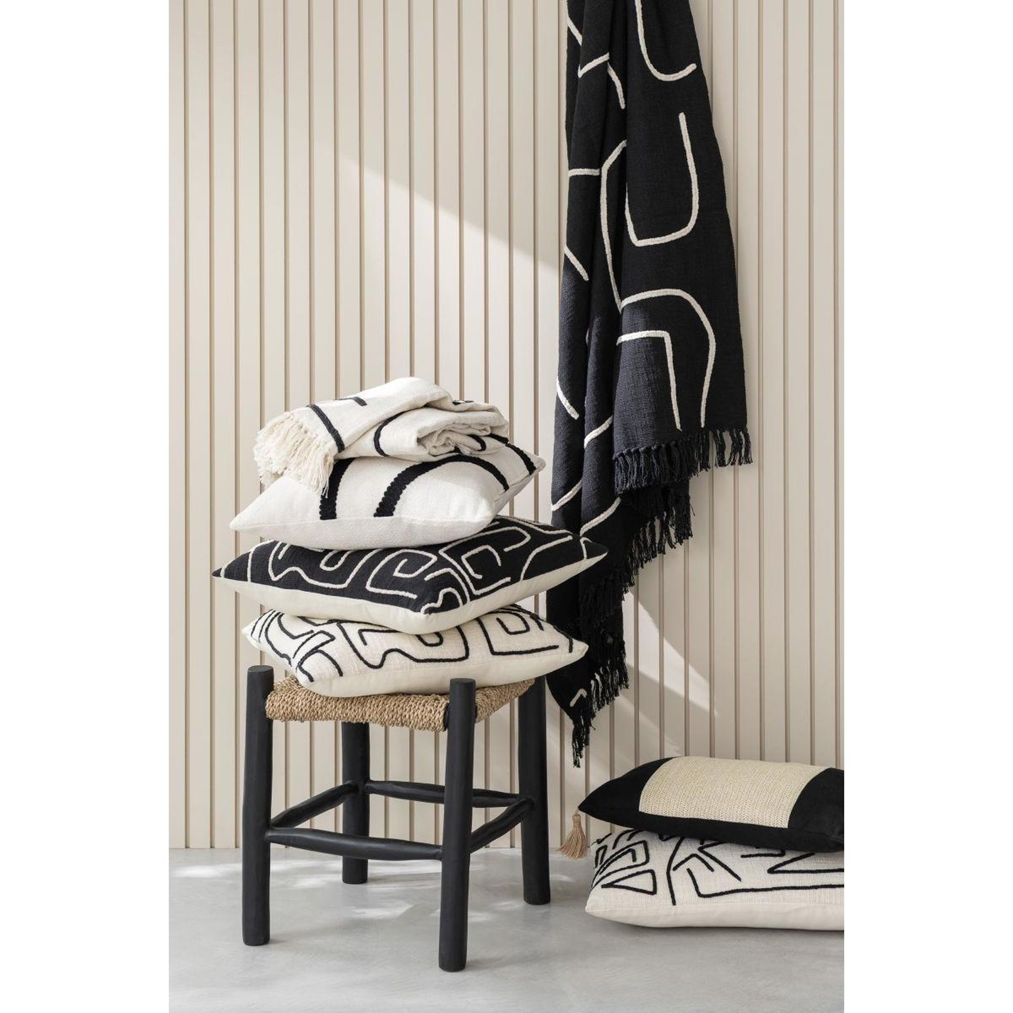 Voir la diapositive 5 : J-LINE Plaid en coton  courbes  130x180cm noir