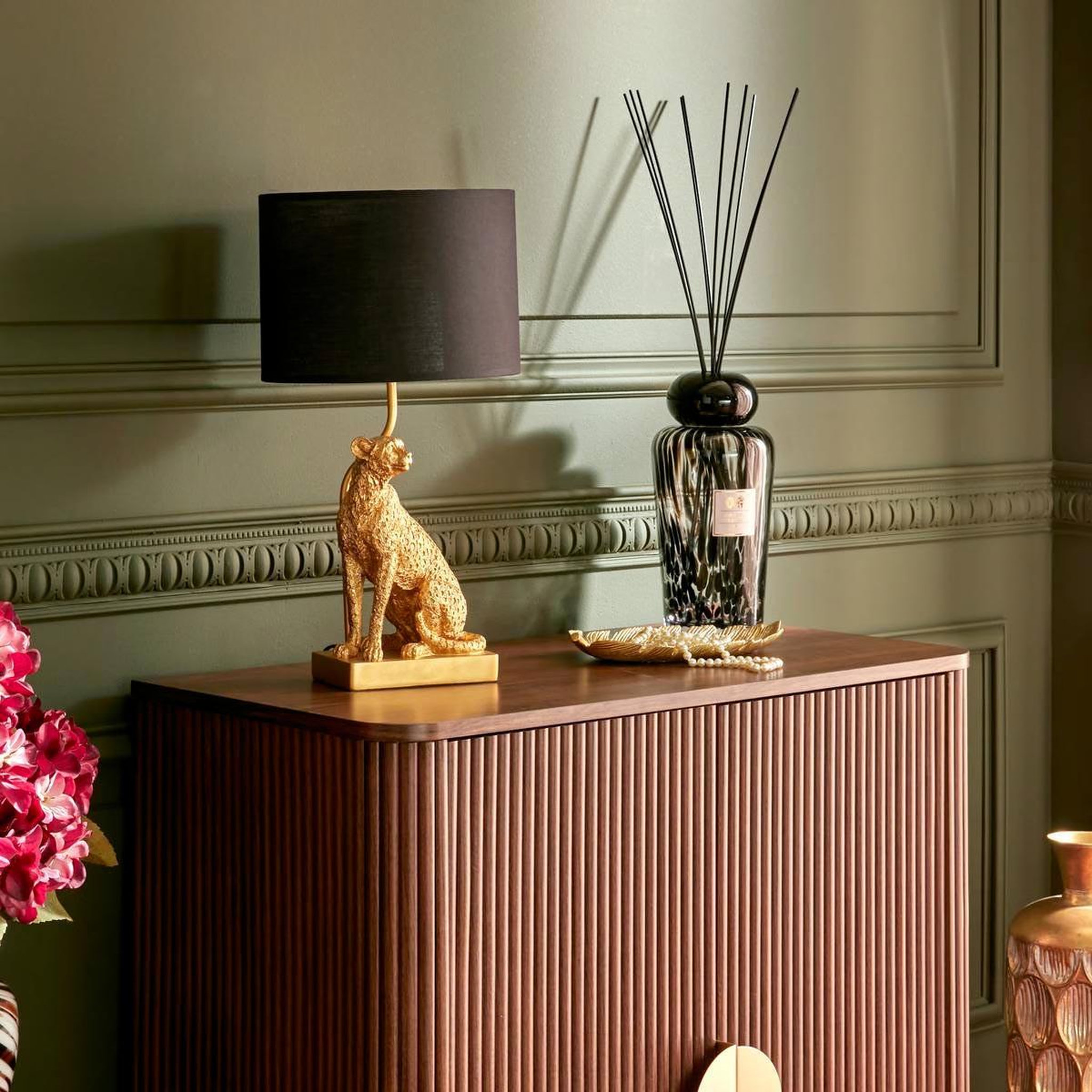 Voir la diapositive 6 : ATMOSPHERA Lampe à poser en résine  léopard  47cm doré