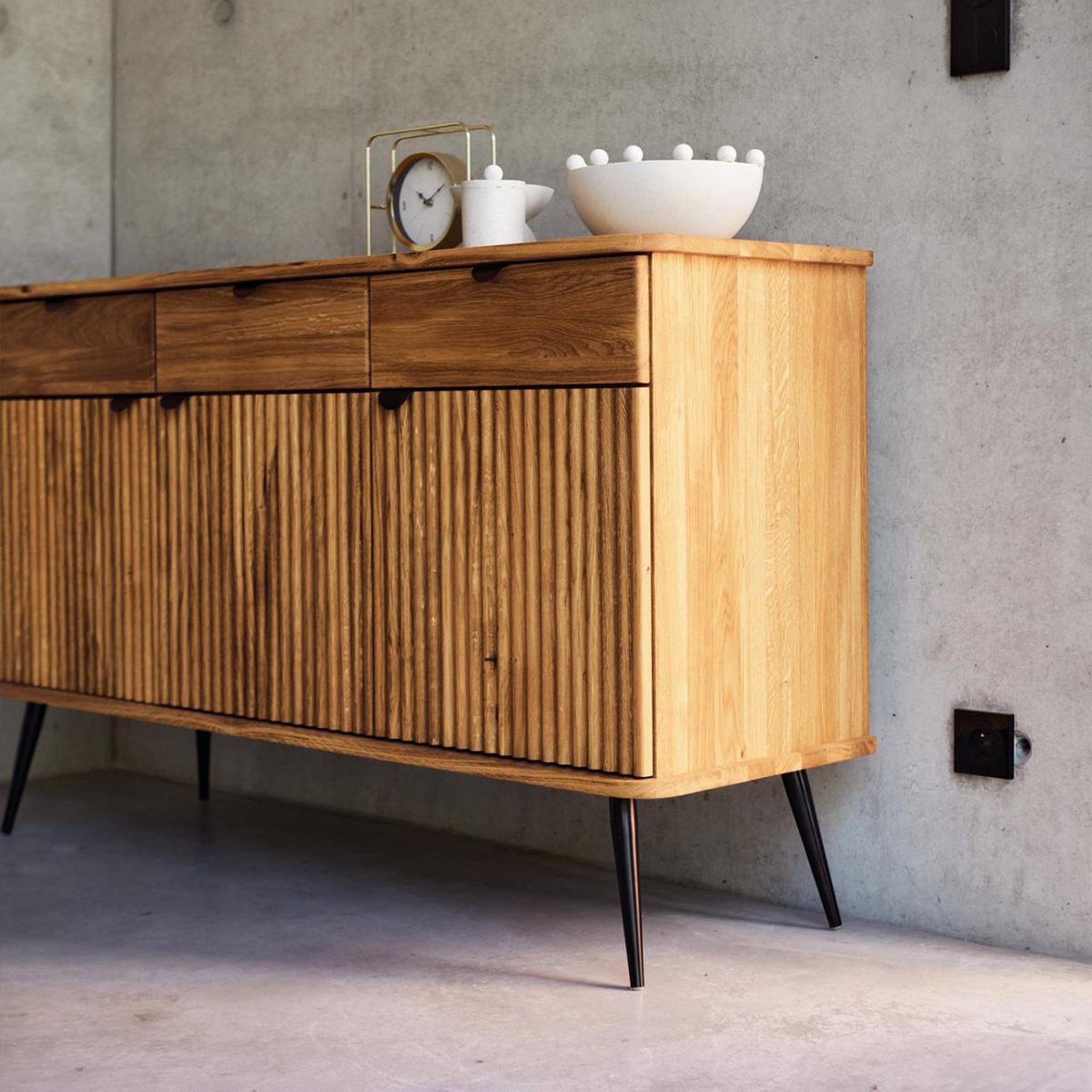 Voir la diapositive 4 : MAISON AUBERTIN Buffet bois hêtre 3 portes amalfi 144x46 cm - bois foncé