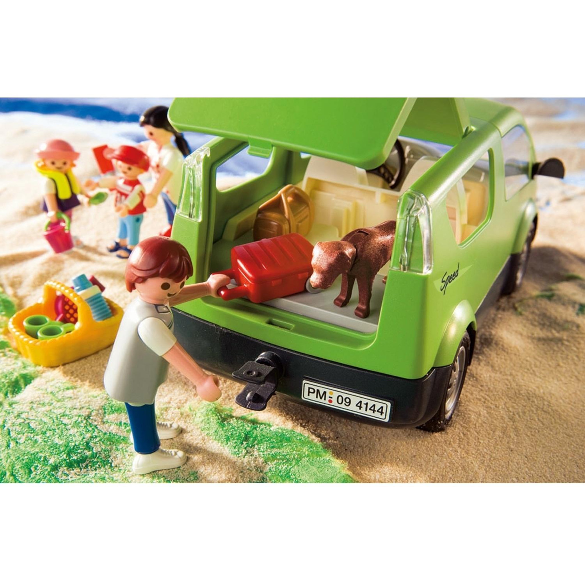 Voir la diapositive 3 : PLAYMOBIL City Life - Voiture familiale avec remorque porte-bateaux