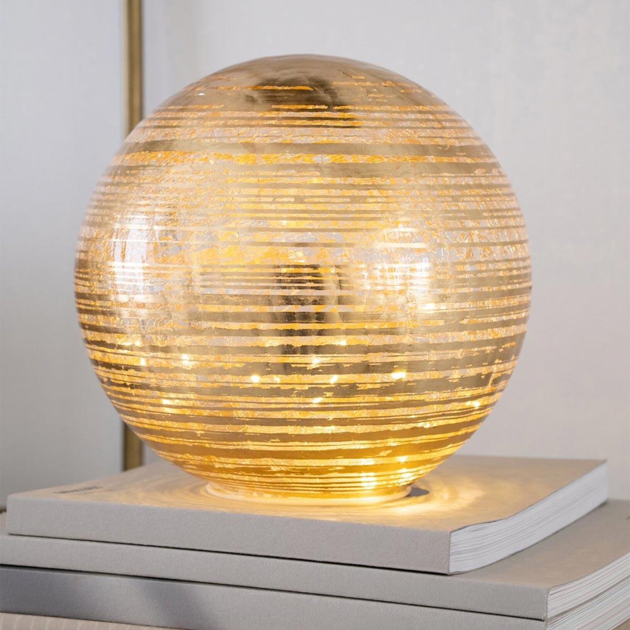 Voir la diapositive 5 : J-LINE Boule déco en verre  yann  20cm doré