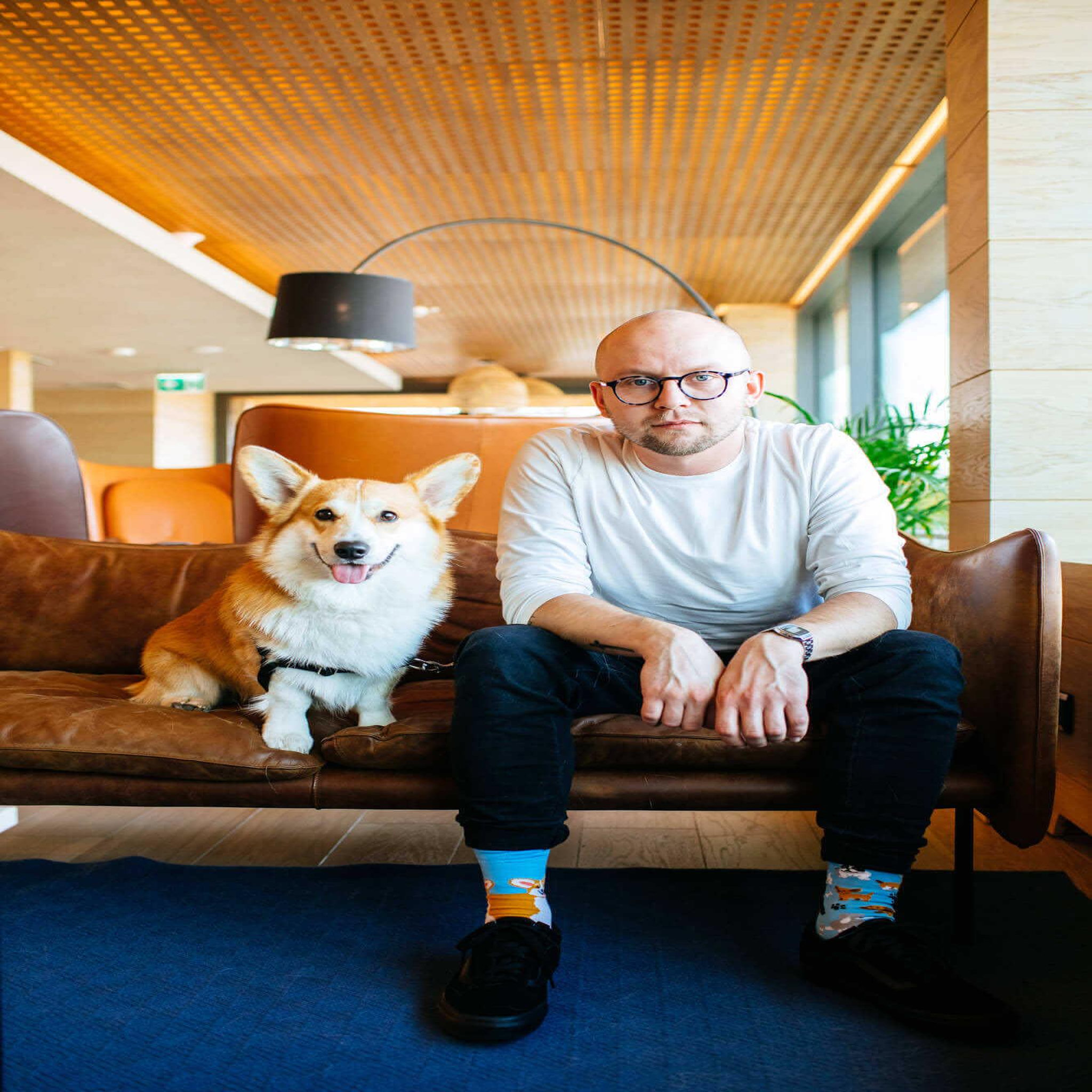 Voir la diapositive 4 : MANY MORNINGS Chaussettes corgi joueur