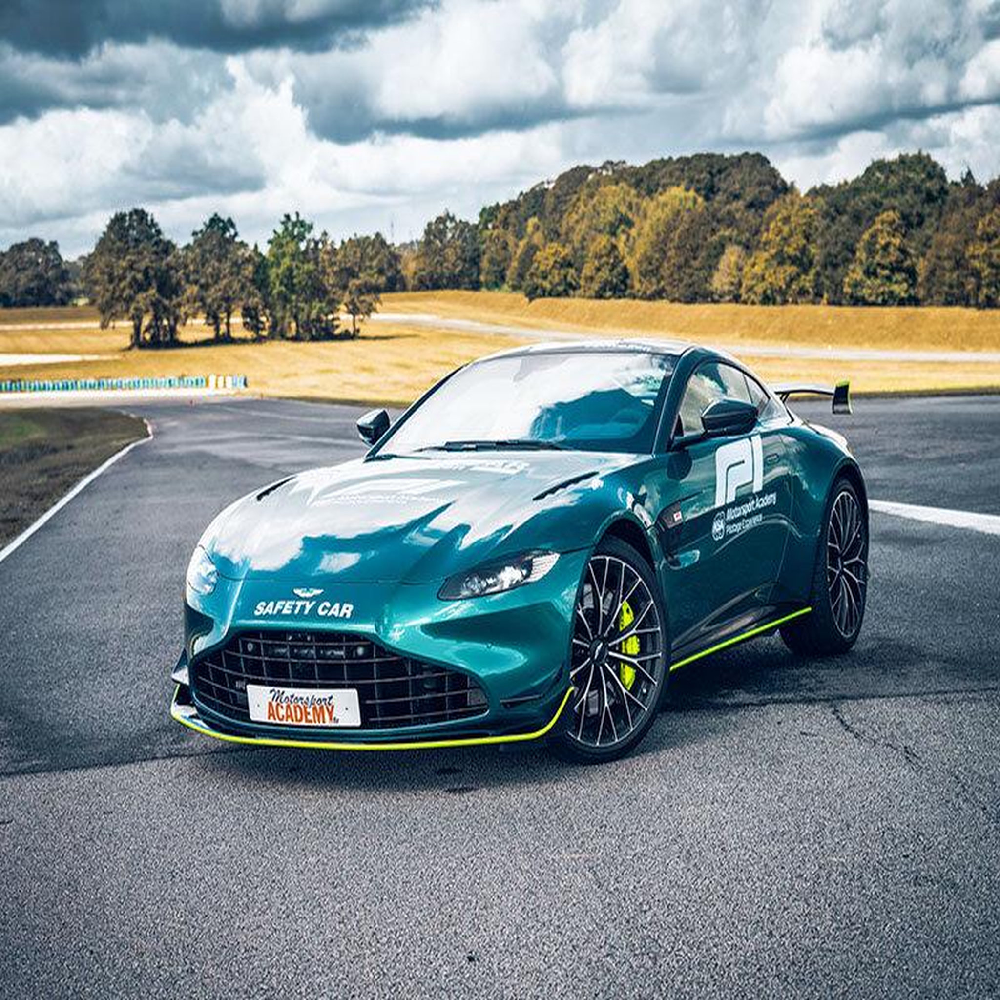 Voir la diapositive 3 : Smartbox Stage de pilotage : 2 tours en Aston Martin Vantage F1 sur circuit - Coffret Cadeau Sport & Aventure