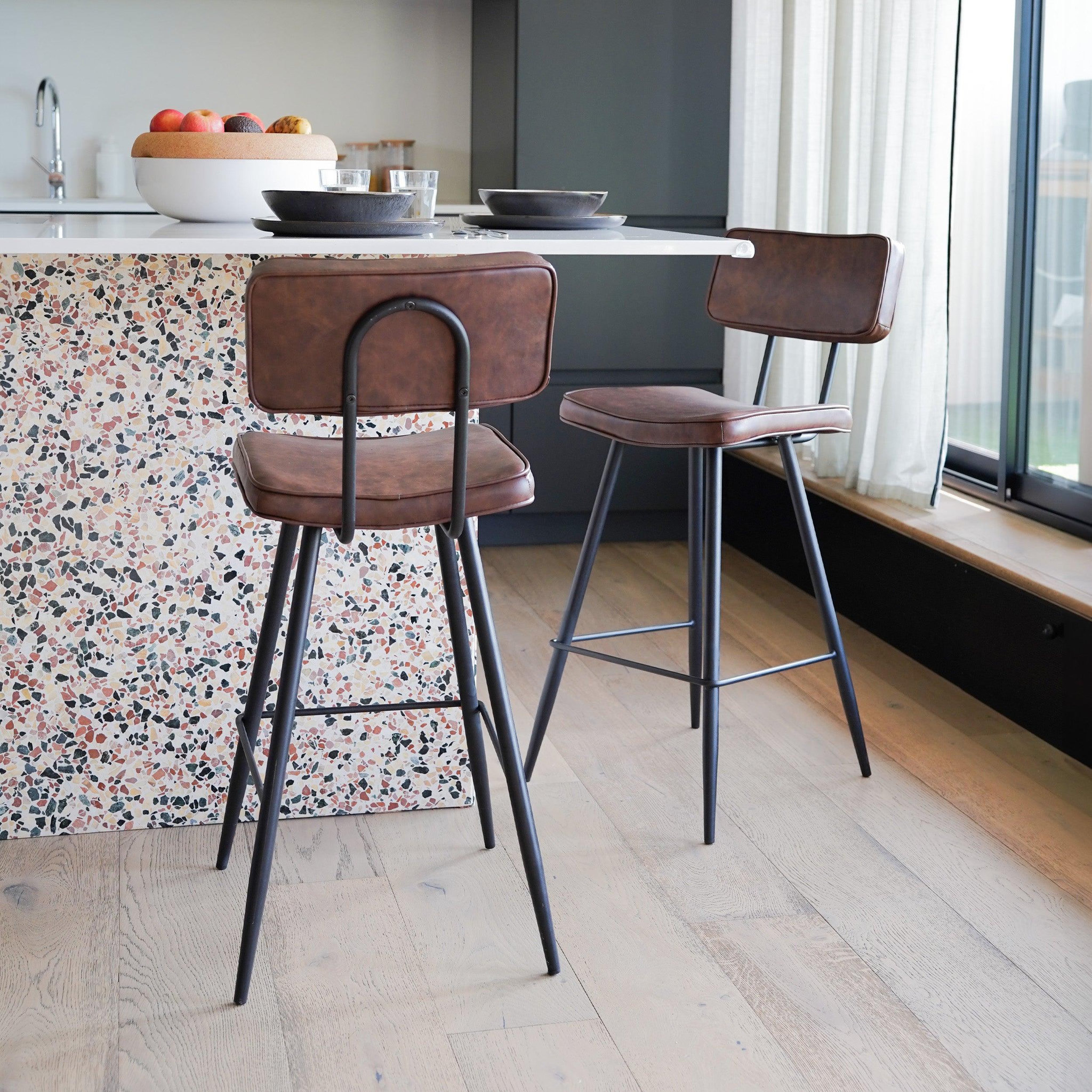 Voir la diapositive 6 : MAISON PAVANE Lot de 2 chaises de bar mi-hauteur 66 cm en cuir synthétique marron-texas