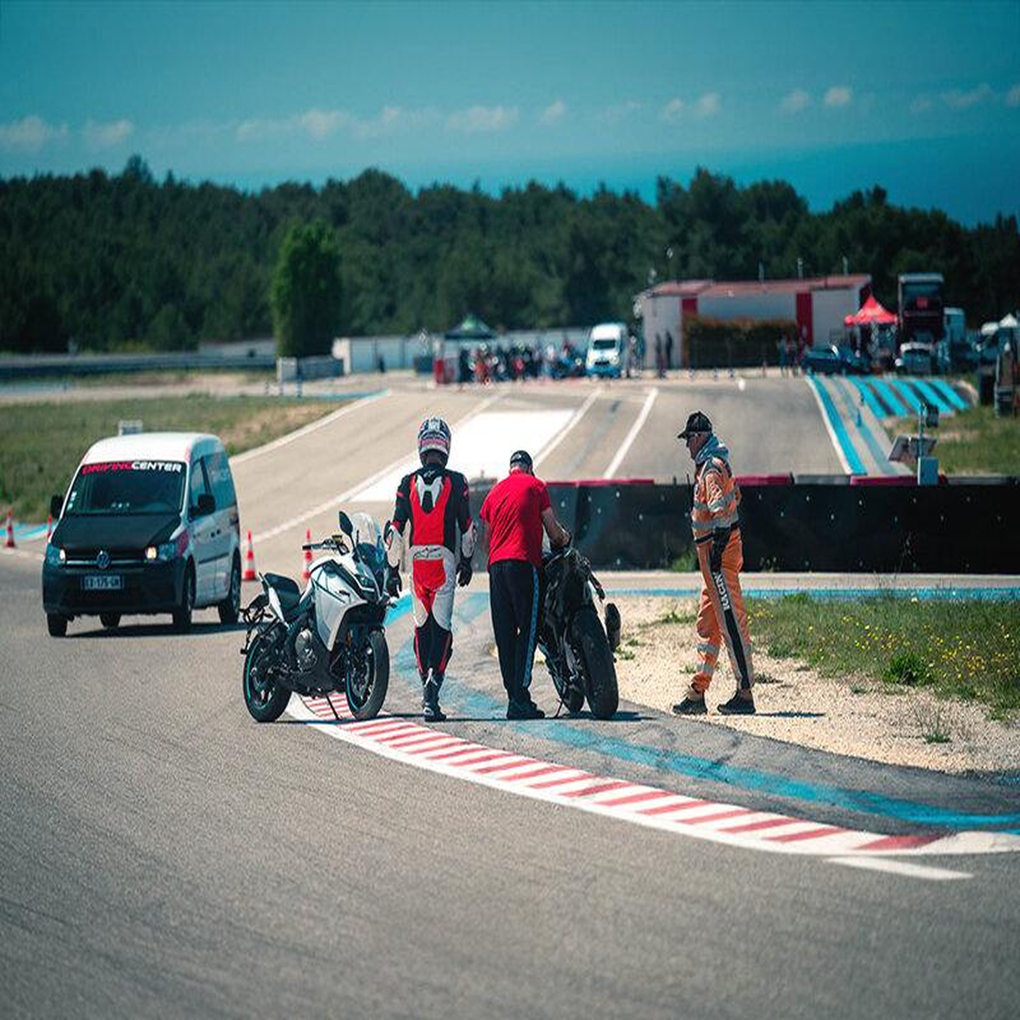 Voir la diapositive 6 : Smartbox Stage de pilotage à moto : demie-journée de coaching sur le circuit Paul Ricard - Coffret Cadeau Sport & Aventure