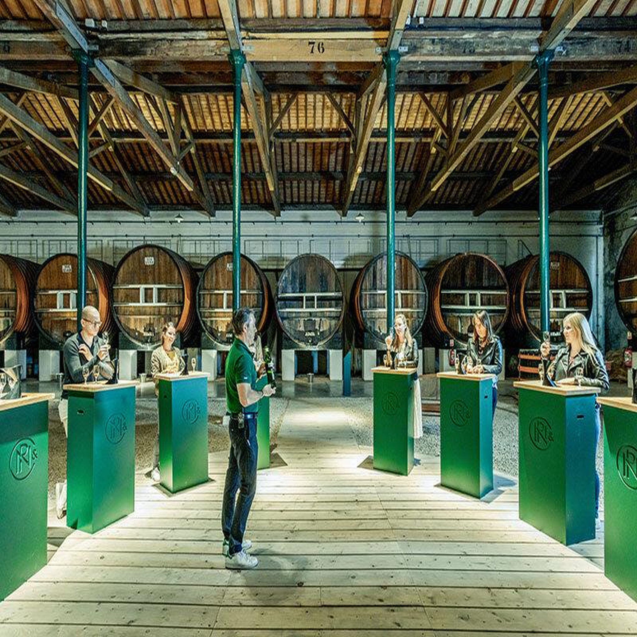 Voir la diapositive 3 : Smartbox 1h de dégustation commentée de 4 vermouths la maison noilly prat et atelier cocktail avec bacardi - coffret cadeau gastronomie